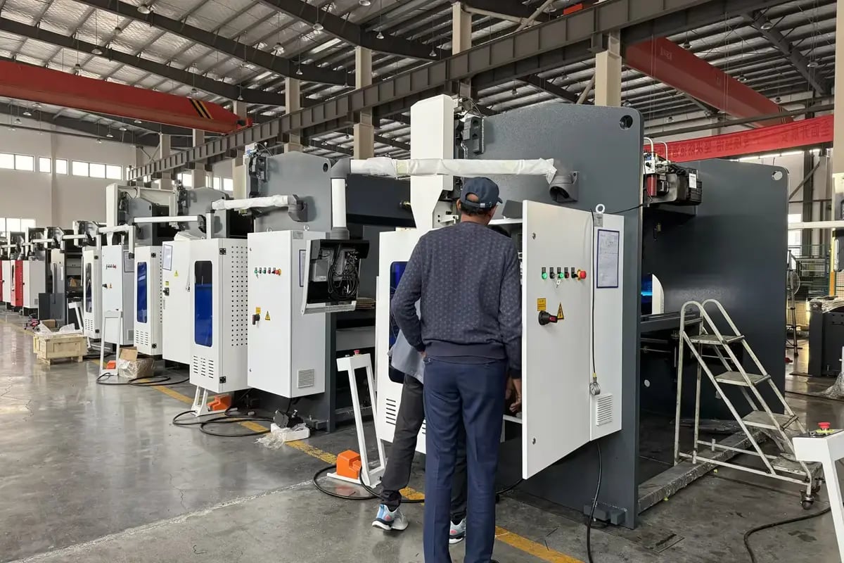 Clientes indianos aceitam a prensa dobradeira hidráulica KRRASS