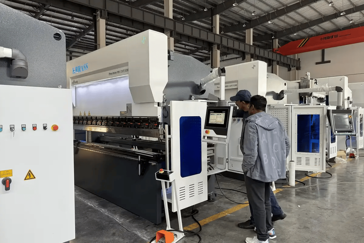 Clientes indianos aceitam a prensa dobradeira hidráulica KRRASS