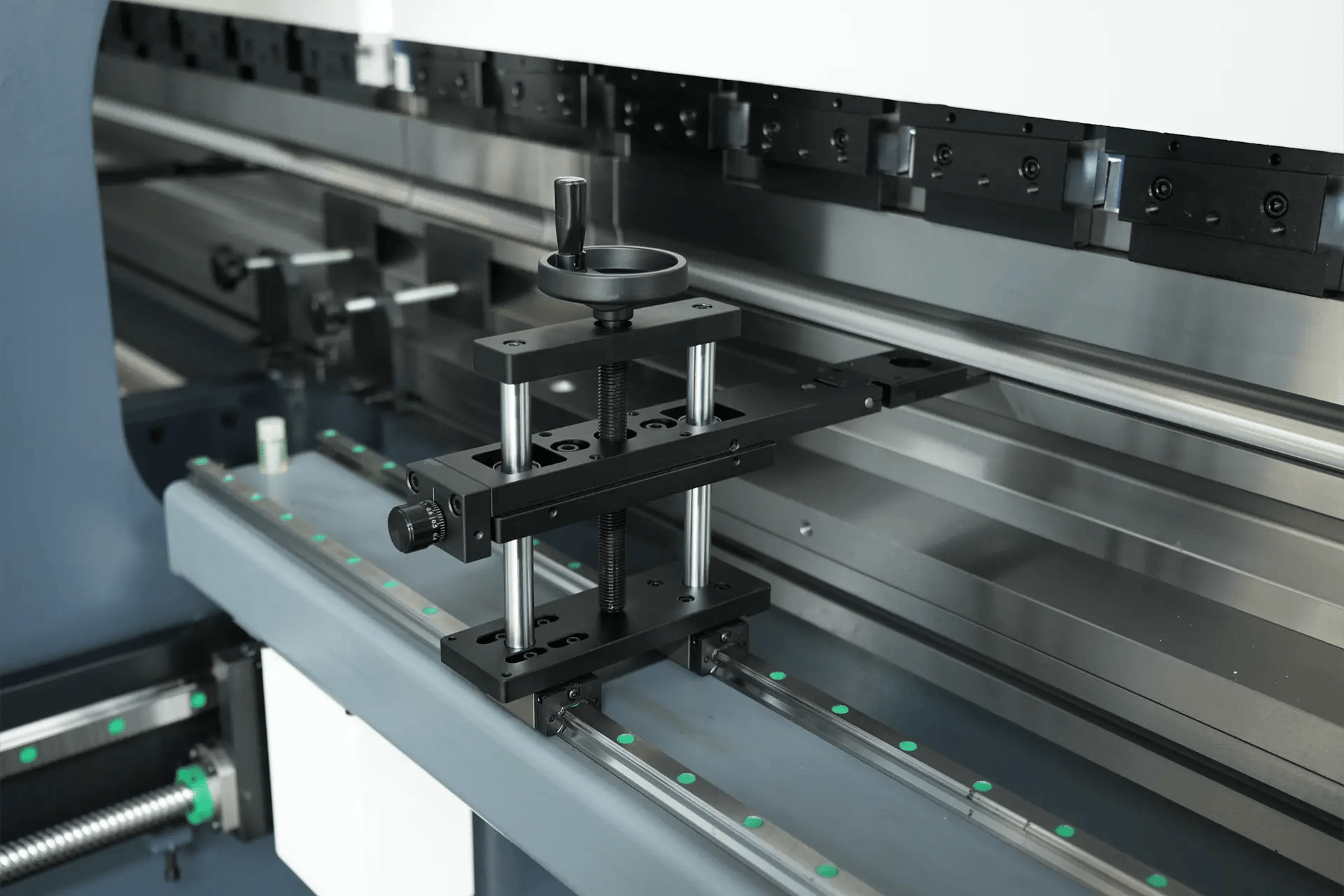 Batente traseiro elevável com eixo X