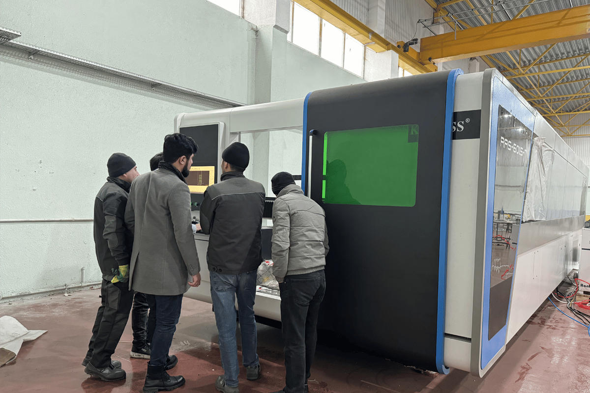 Demonstração para o cliente - máquina de corte a laser de fibra de 6 kW