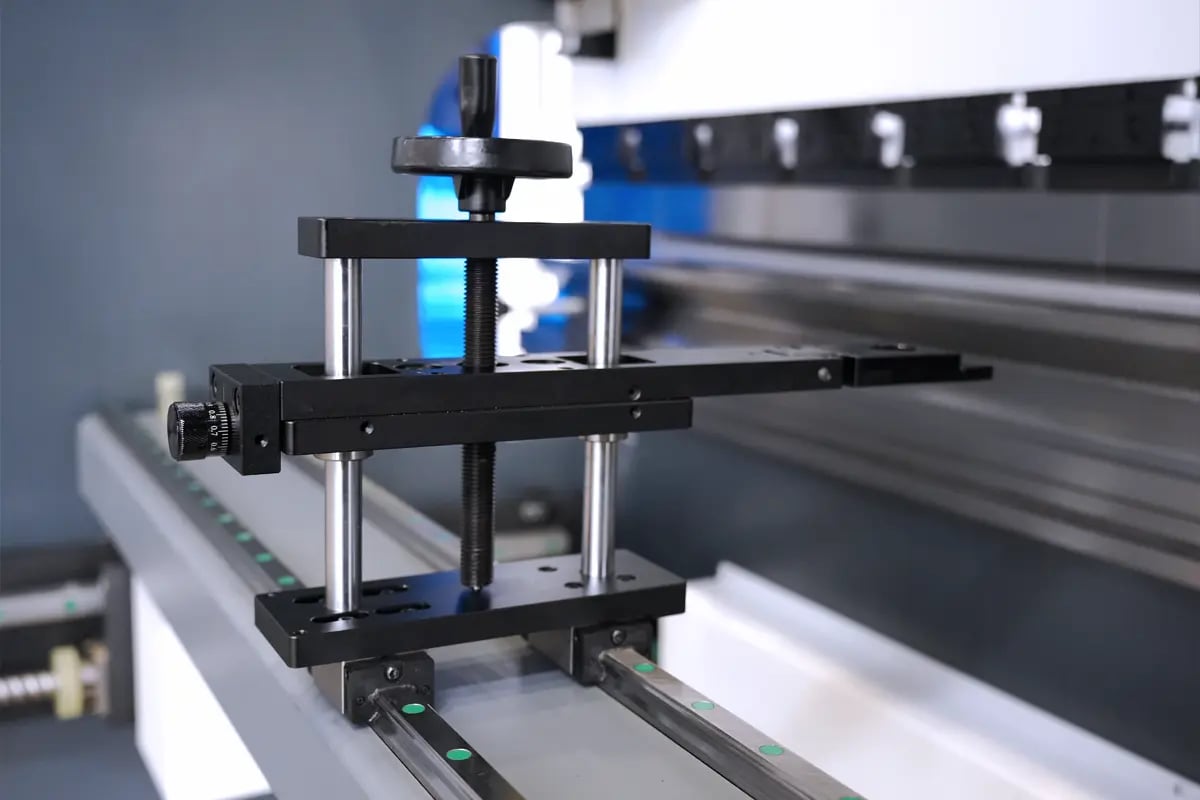 High-precision back-gauge finger