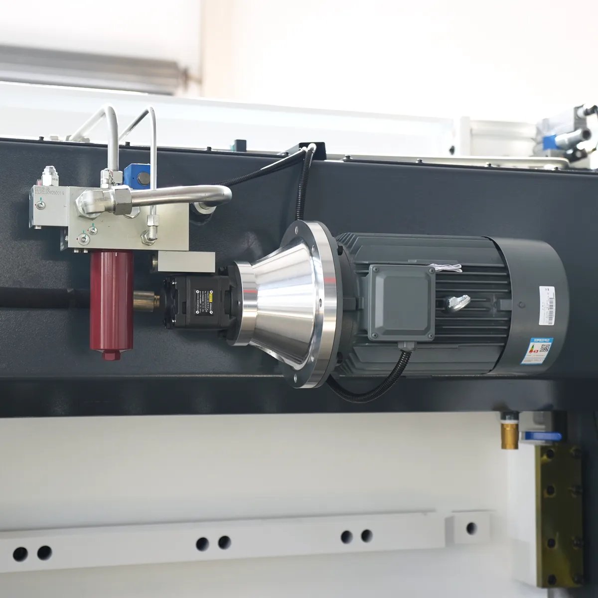 CNC Press Brake MB8-110T3200 4+1 Axis With DELEM DA53T controller - Pictures 4 German Siemens Main Motor