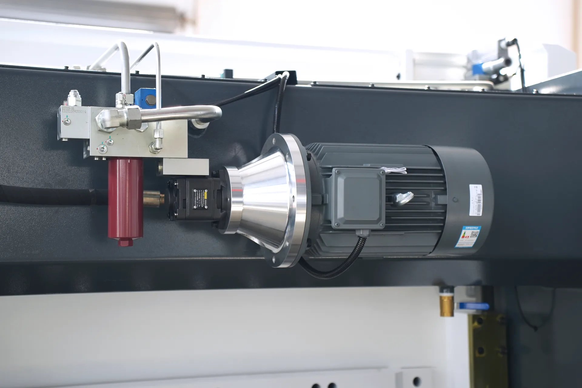 CNC Press Brake MB8-110T3200 4+1 Axis With DELEM DA53T controller - Pictures 10 German Siemens Main Motor