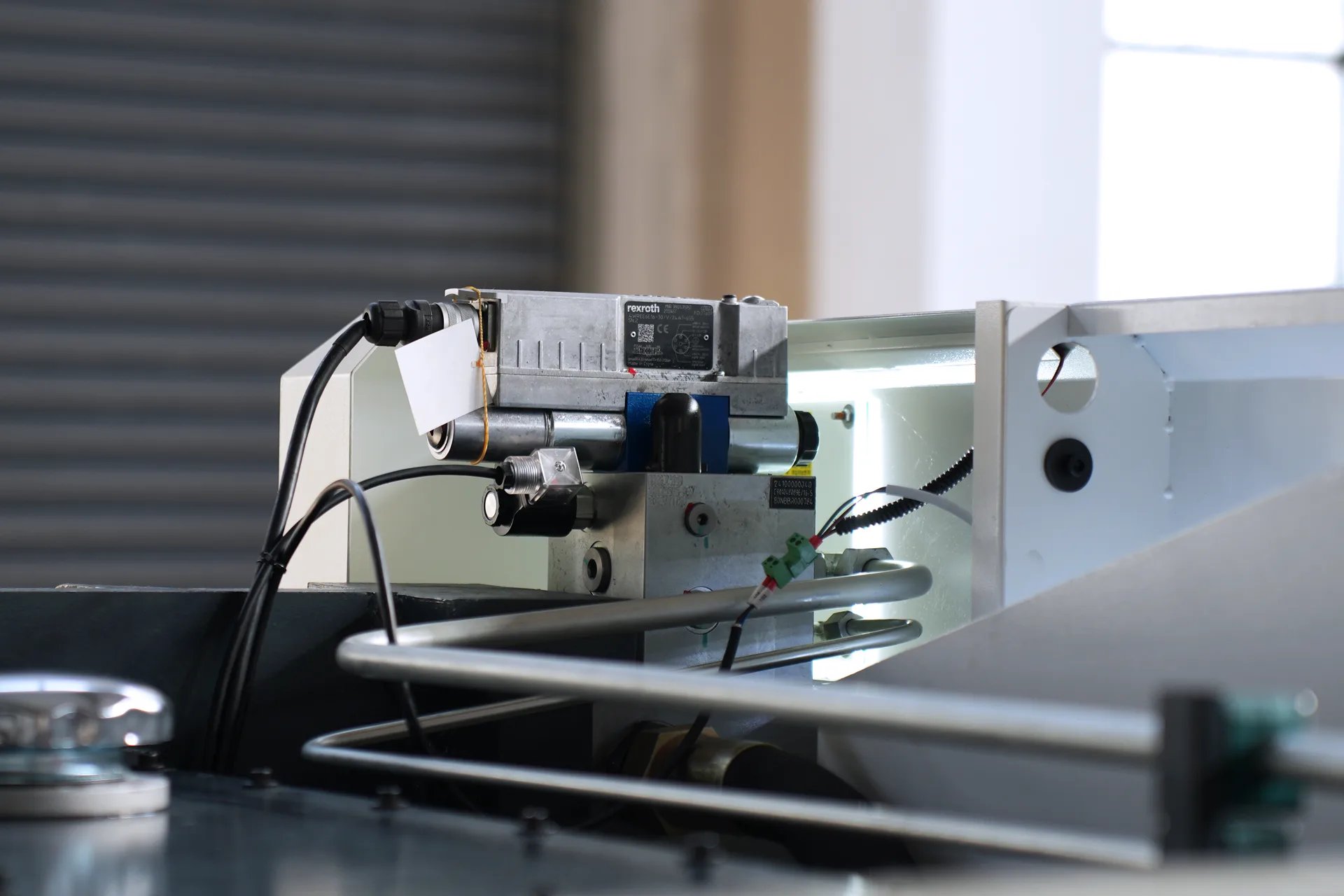 CNC Press Brake MB8-110T3200 4+1 Axis With DELEM DA53T controller - Pictures 11 Rexroth Proportional Valve