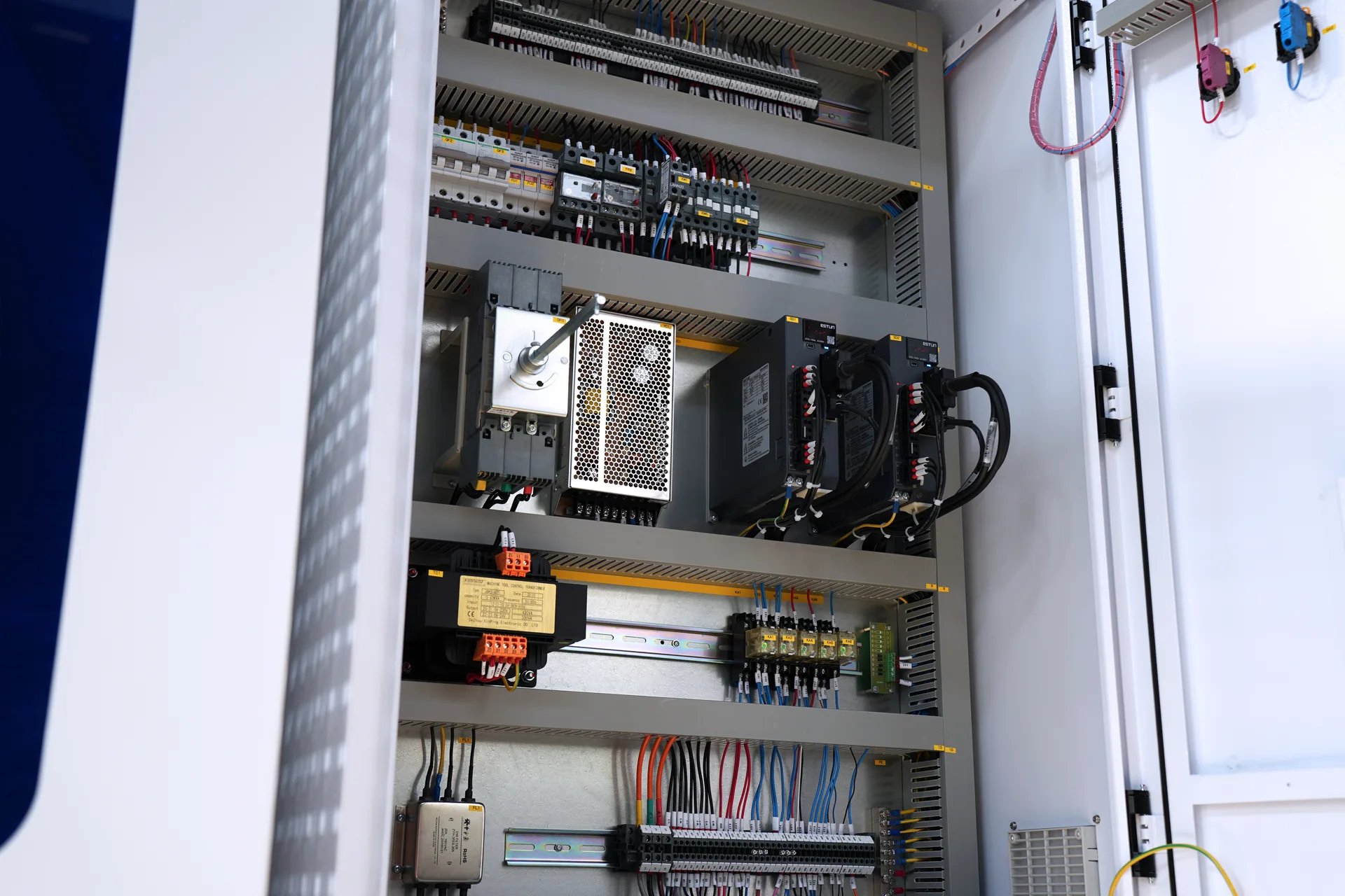 CNC Press Brake MB8-110T3200 4+1 Axis With DELEM DA53T controller - Pictures 9 Schneider Electric