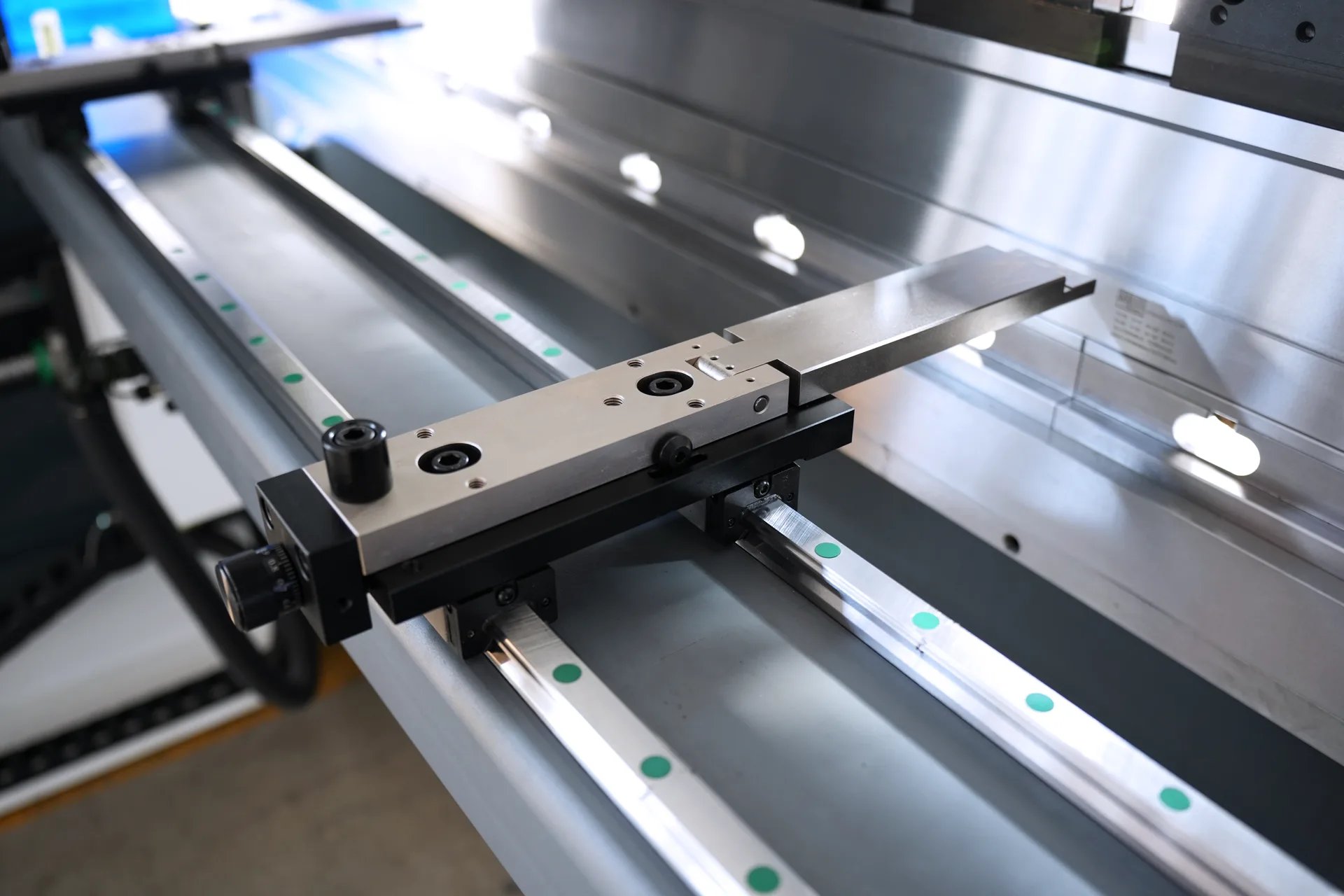 CNC Press Brake MB8-110T3200 4+1 Axis With DELEM DA53T controller - Pictures 12 2-Axis Backgauge with X, R-Axis