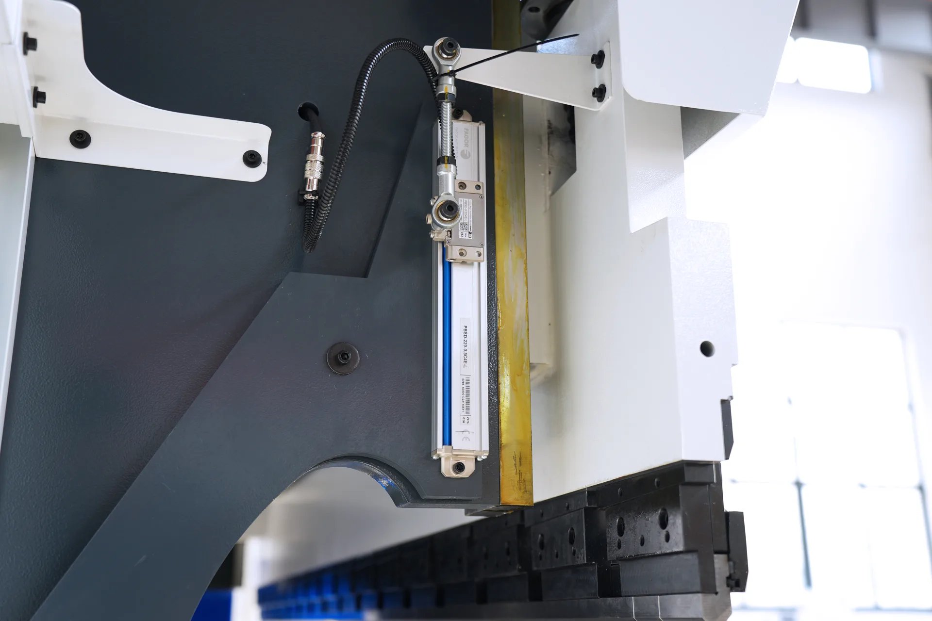 CNC Press Brake MB8-110T3200 4+1 Axis With DELEM DA53T controller - Pictures 8 Fagor Grating Ruler