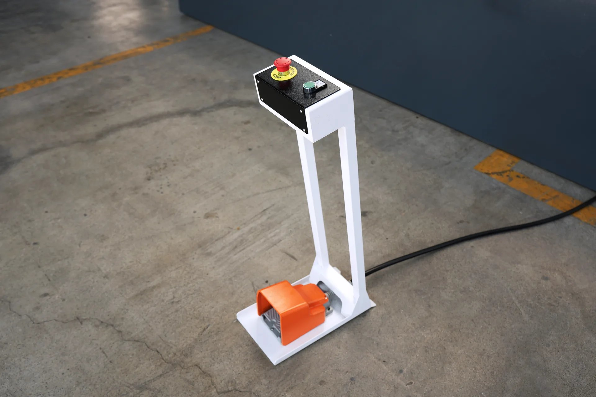 CNC Press Brake MB8-110T3200 4+1 Axis With DELEM DA53T controller - Pictures 14 Pedal Switch