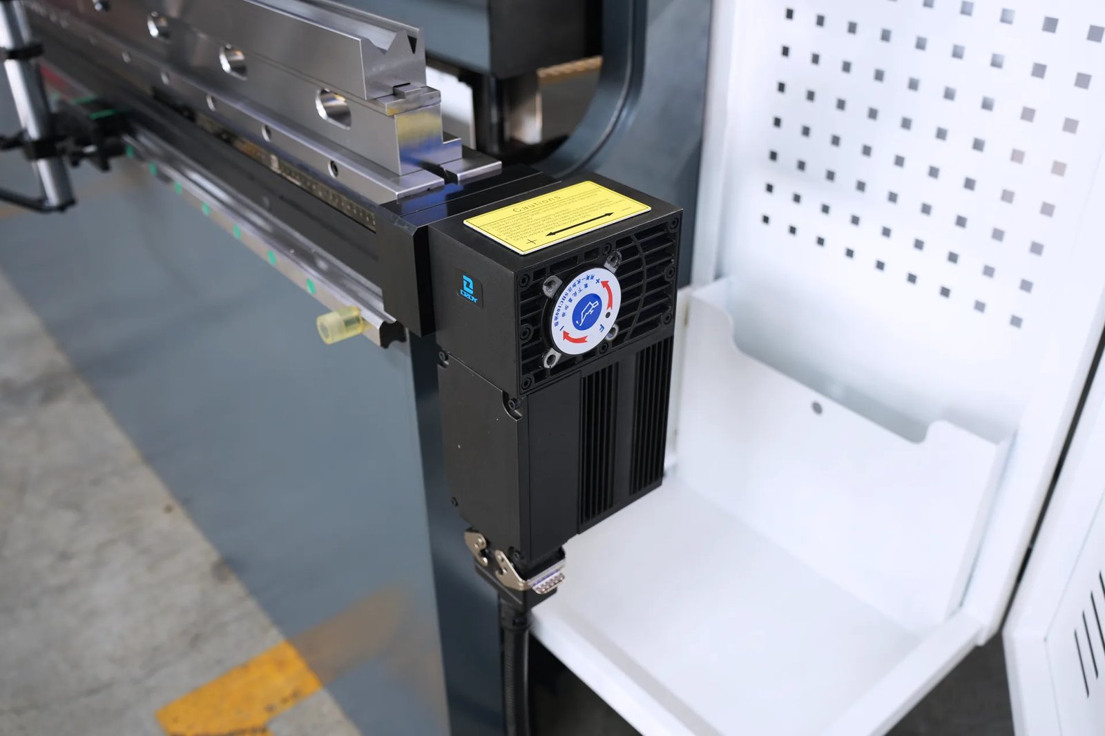 The Ultimate Guide to the KRRASS PBE Series Pump-Controlled CNC Press Brake: The Pinnacle of Eco-Precision and Dual-Servo Technology - Pictures 6 KRRASS® Intelligent Electric Mechanical Crowning (W-Axis)