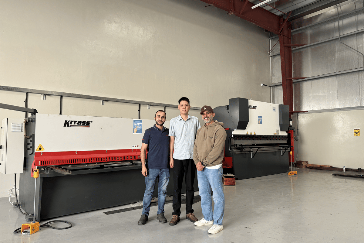 Exposição para clientes - prensa dobradeira em Dubai