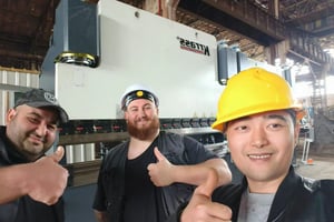 Engenheiros técnicos da Krass viajam para a Geórgia para treinamento de clientes - prensa dobradeira CNC na Geórgia