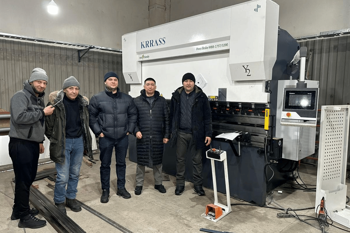 Apresentação do cliente - prensa dobradeira CNC do Cazaquistão