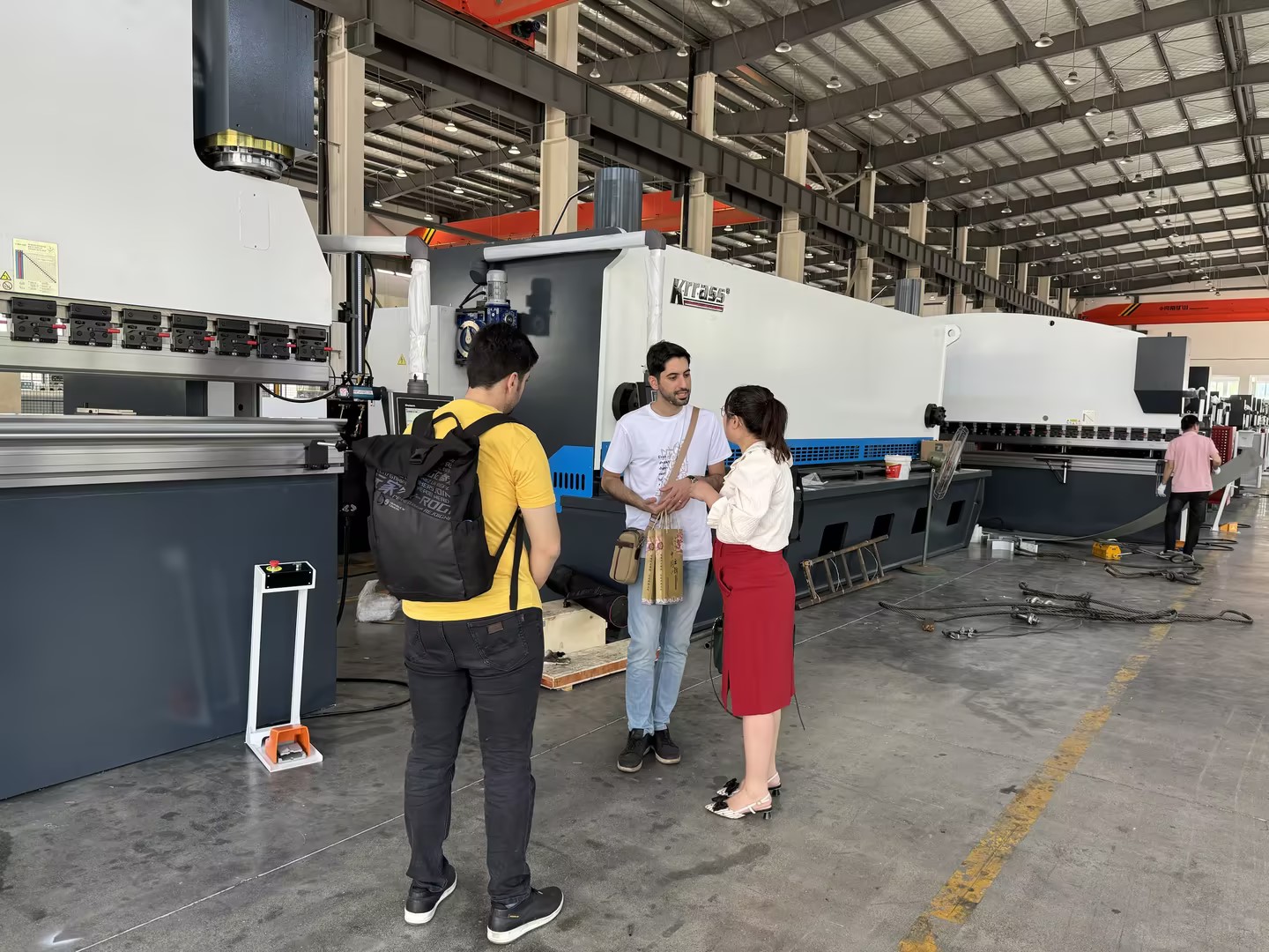 Iranian Client Explores Collaboration with Krrass Factory - Pictures 1 Иранские клиенты посетили фабрику «Кррасс».