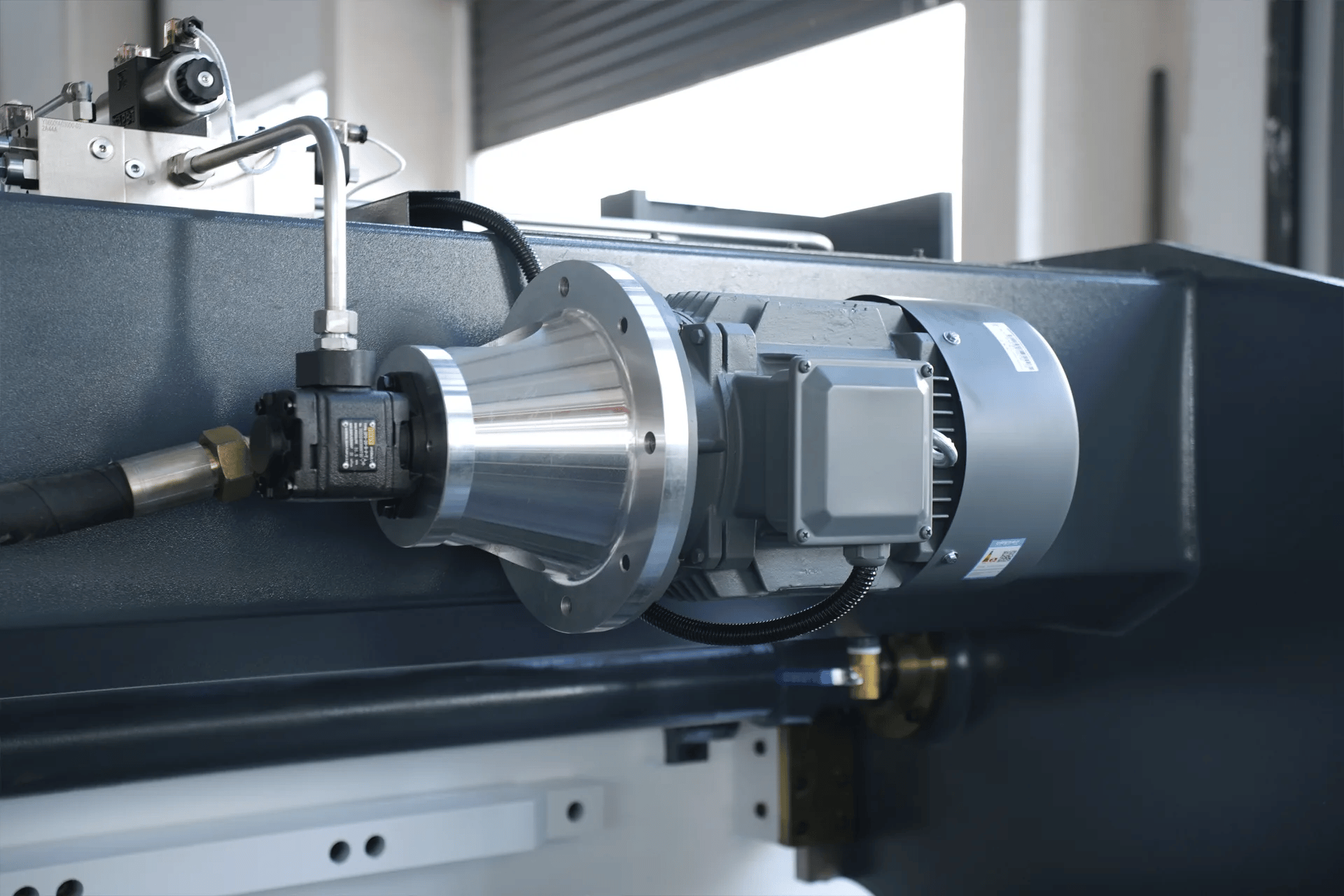 WC67K-125T3200 NC Press Brake with E21 Control - Pictures 7 German Siemens main motor