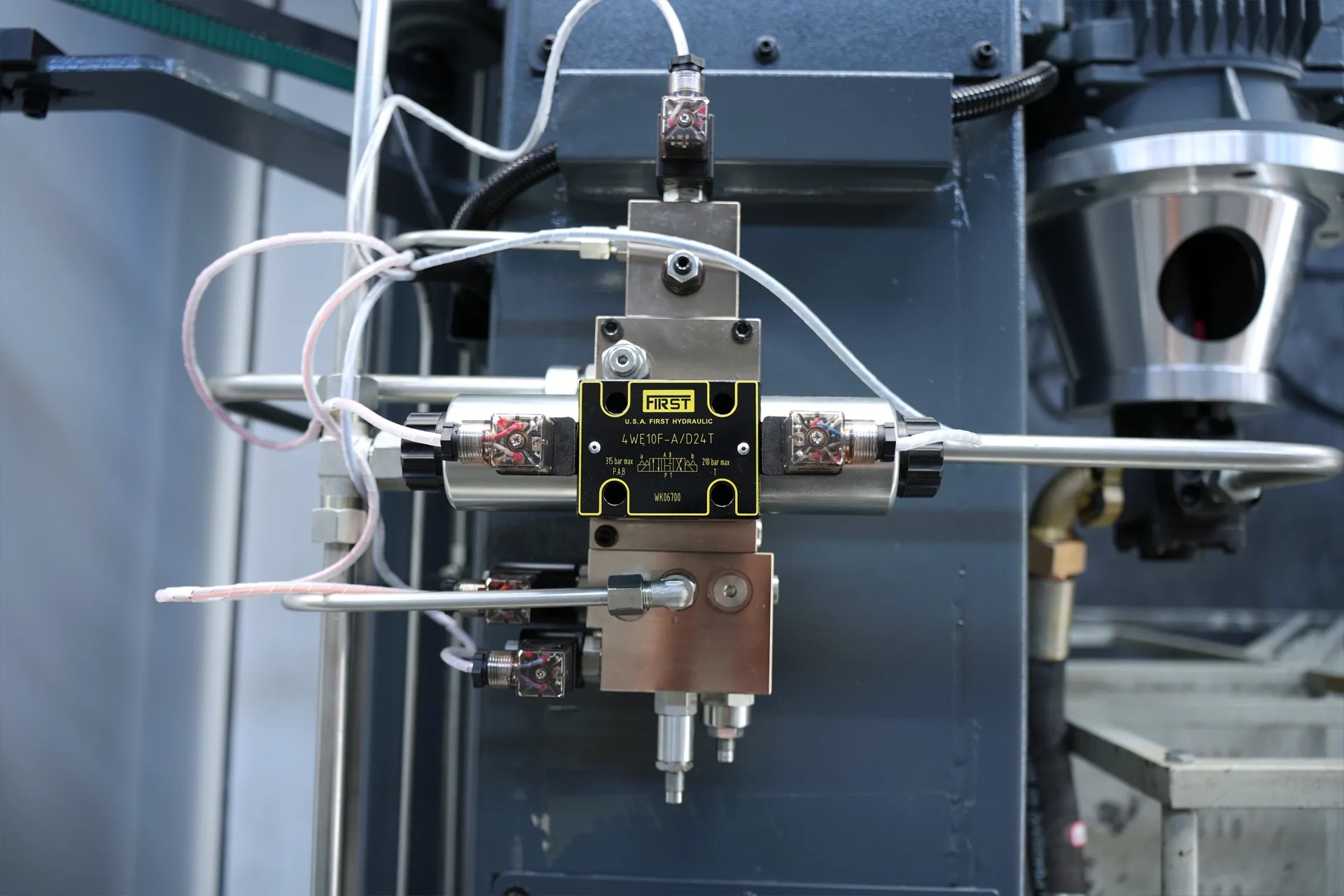 WC67K-125T3200 NC Press Brake with E21 Control - Pictures 8 FIRST hydraulic valves