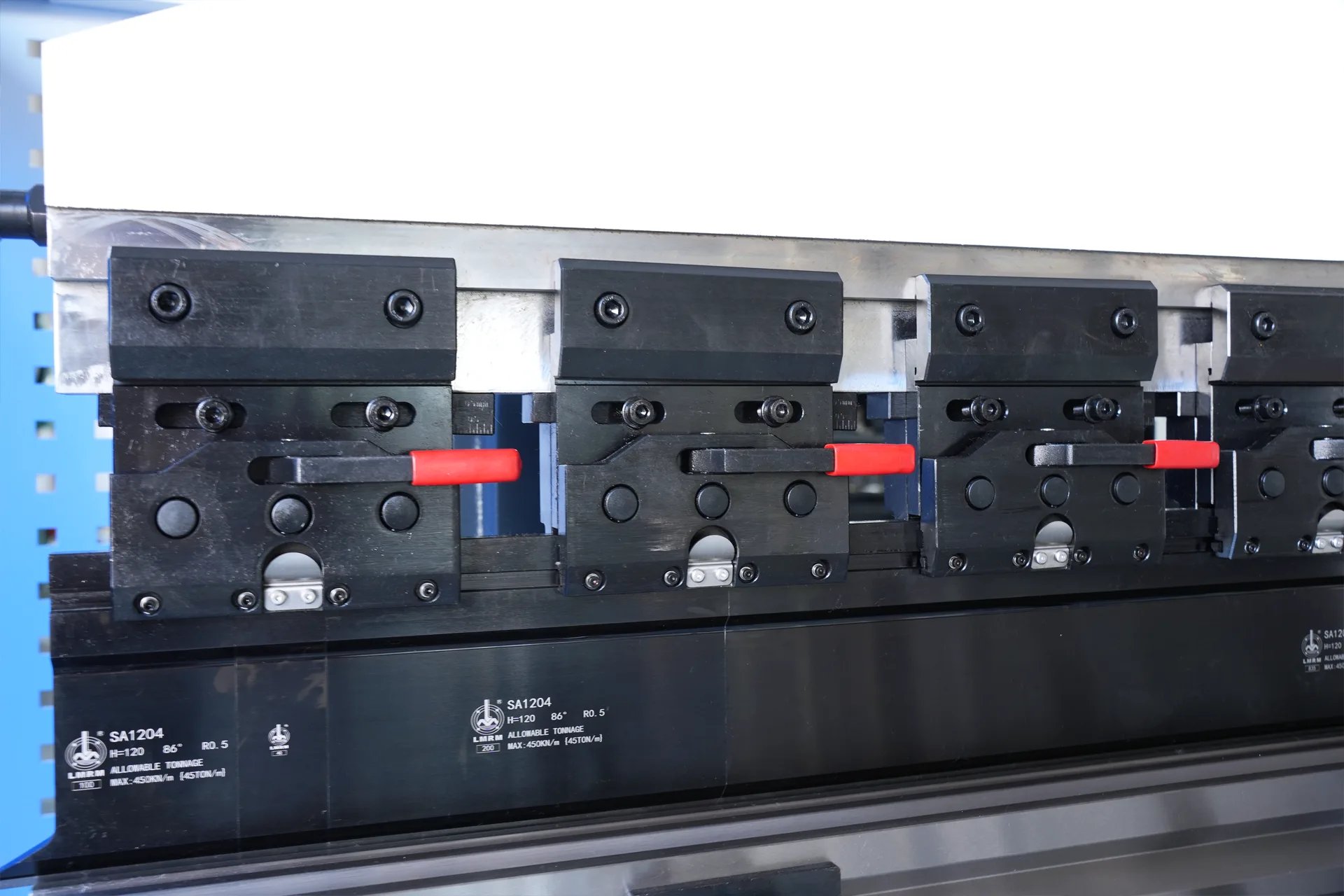 WC67K-125T3200 NC Press Brake with E21 Control - Pictures 10 Manual Upper Tool Clamping