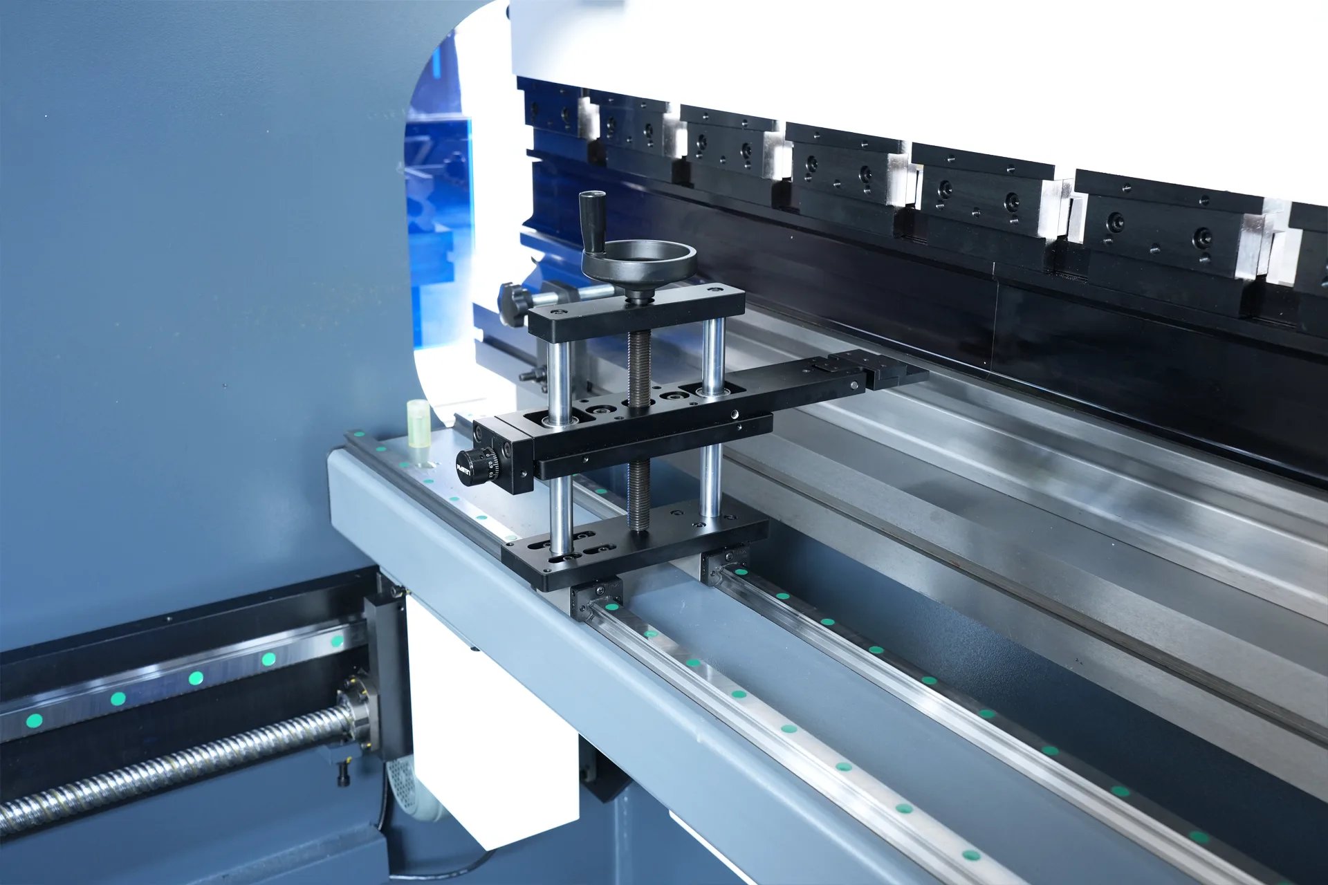 WC67K-125T3200 NC Press Brake with E21 Control - Pictures 11 Hight-Precision fine-tuning back finger stoper