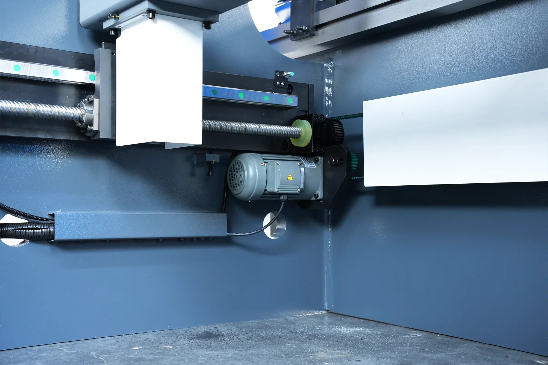 WC67K-125T3200 NC Press Brake with E21 Control - Pictures 12 X-axis 200W reduction motor