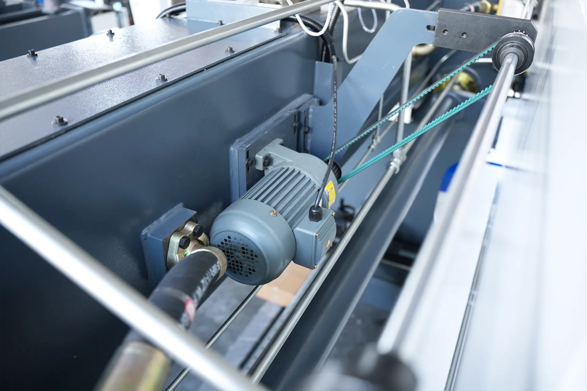 WC67K-125T3200 NC Press Brake with E21 Control - Pictures 13 Y-axis 400W reduction motor