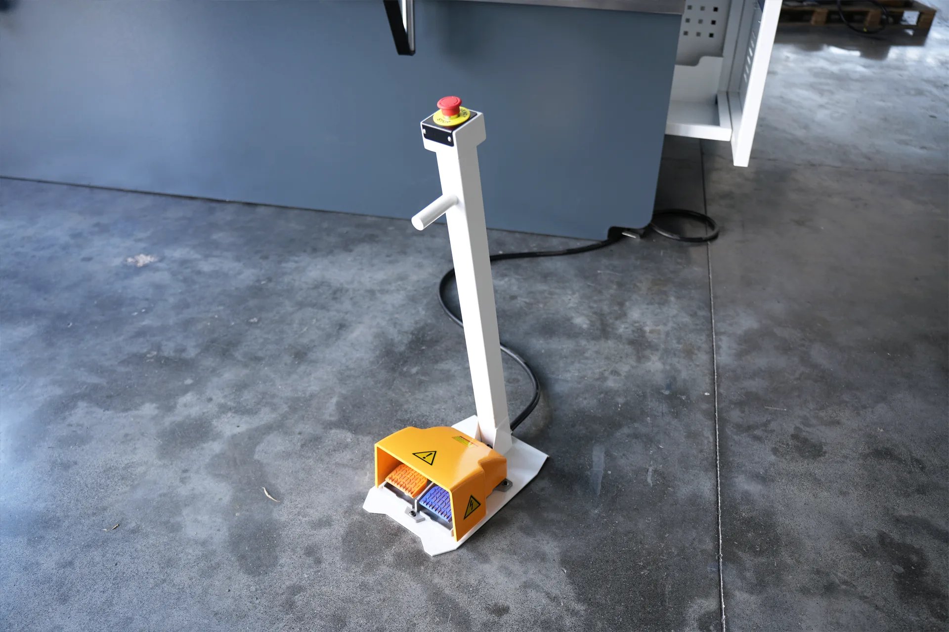 WC67K-125T3200 NC Press Brake with E21 Control - Pictures 14 Pedal Switch