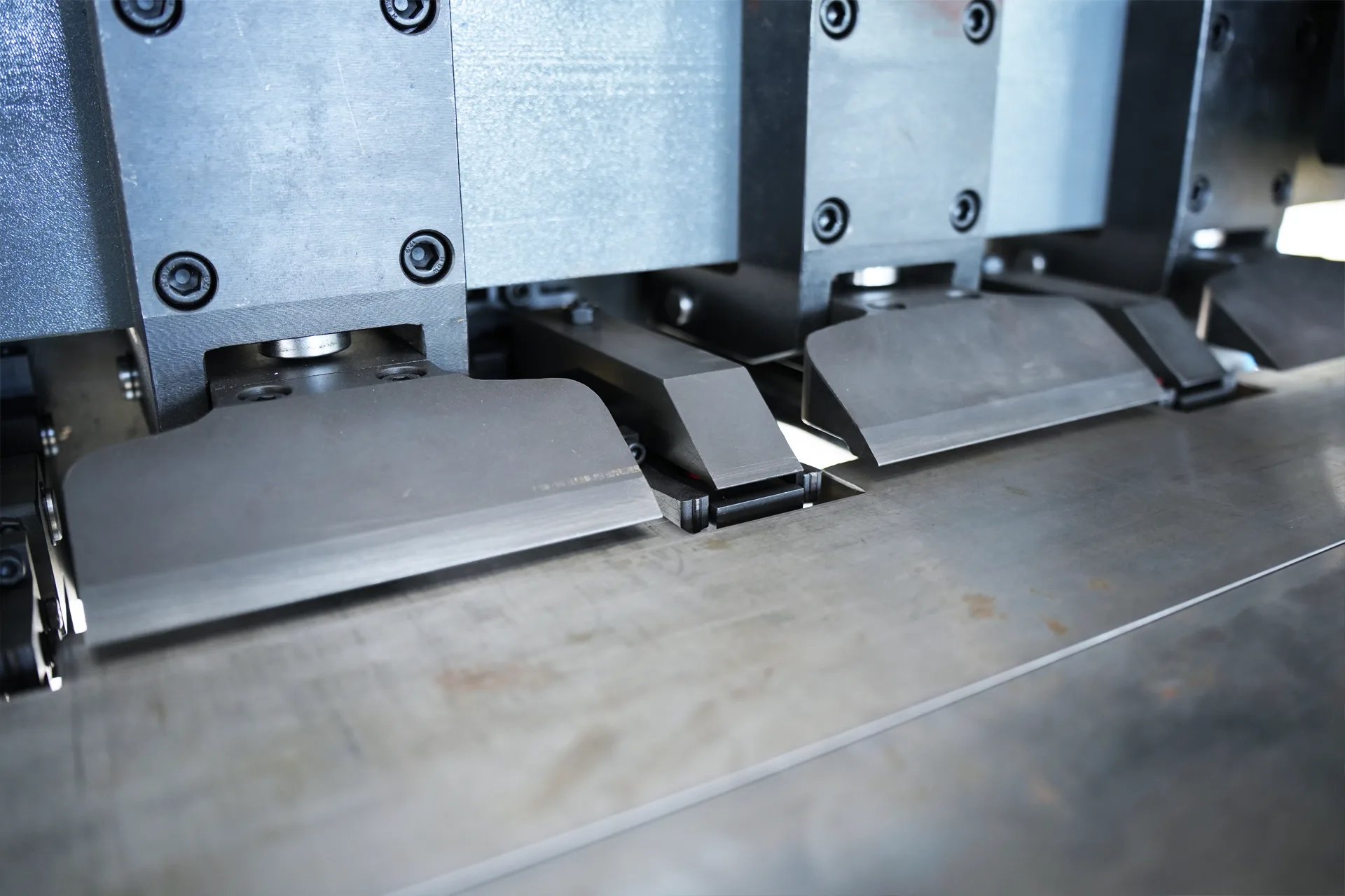 Máquina de ranhurar em V vertical de 7 eixos com trilhos duplos HRK-1500X4200 - grampo traseiro de alta precisão