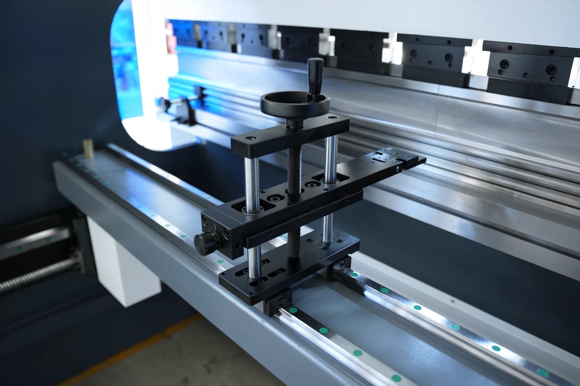 WC67K-80T2500 NC Press Brake with E21 Control,Sheet Metal Hydraulic Press Brake - hight precision fine tuning back finger stoper