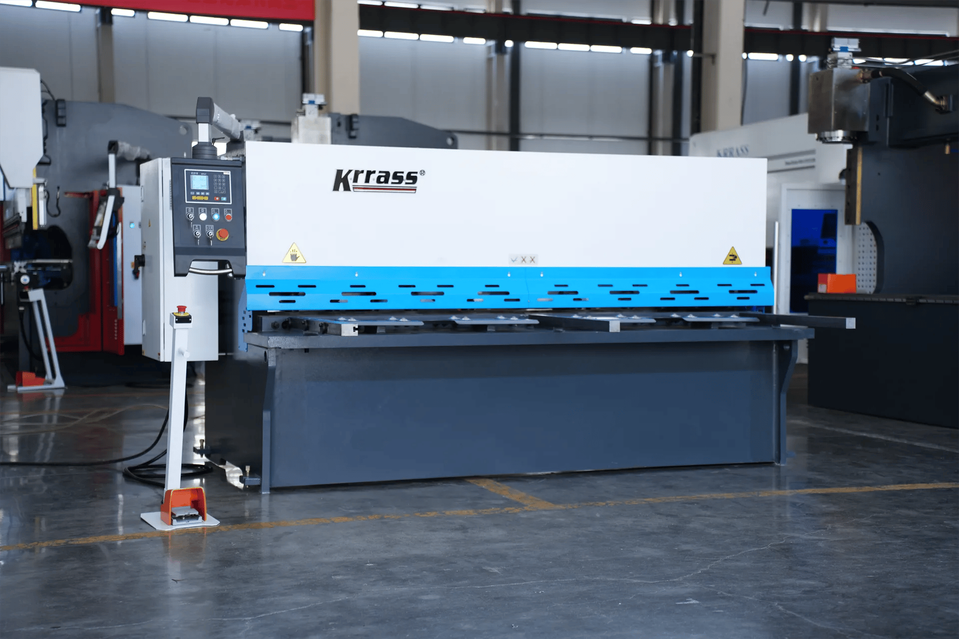 Guilhotina de viga oscilante QC12K-6_2500 com ESTUN E21S