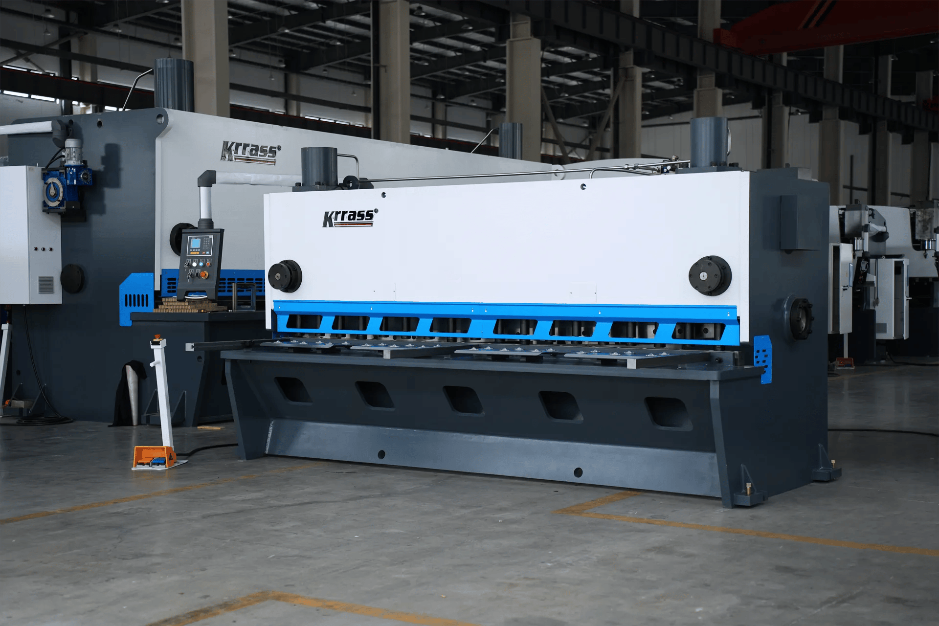 Guilhotina hidráulica QC11K-12X3200 - 5 imagens Guilhotina hidráulica QC11K-12X3200