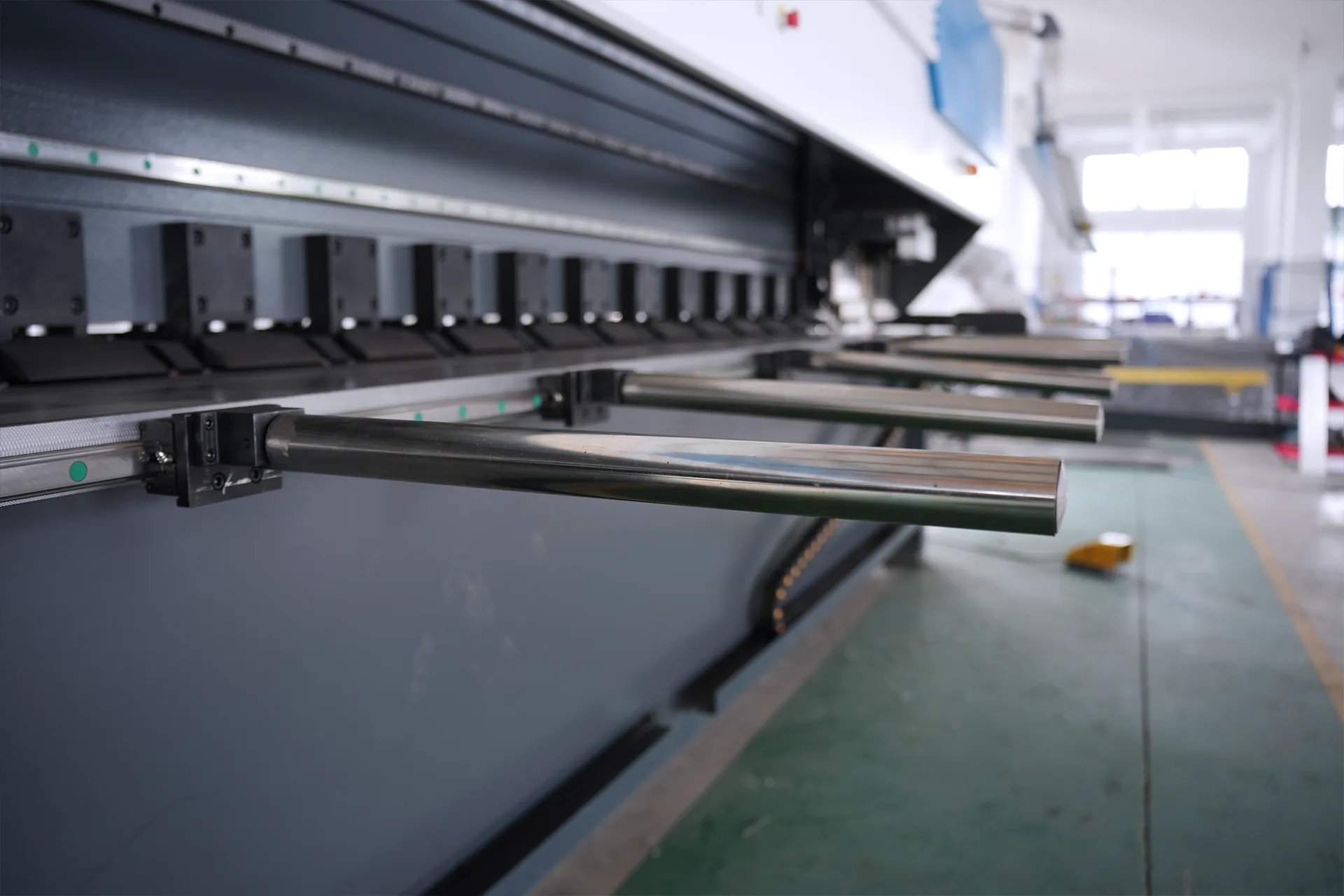 Máquina de ranhurar em V vertical de 7 eixos com trilhos duplos HRK-1500X4200 - suporte frontal de troca rápida