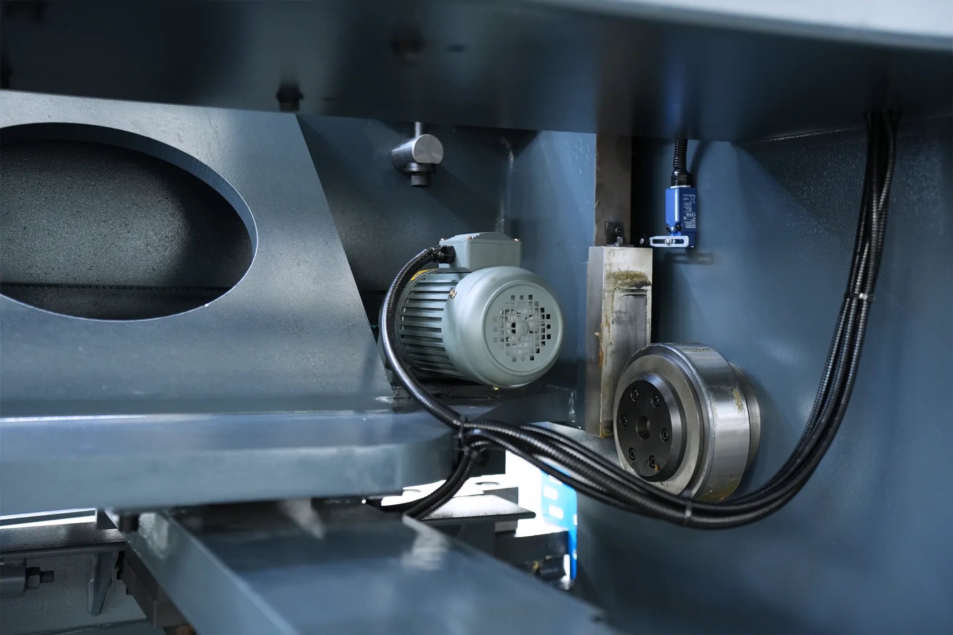 Guilhotina hidráulica QC11K-12X3200 - Imagens 8 Motor do eixo X