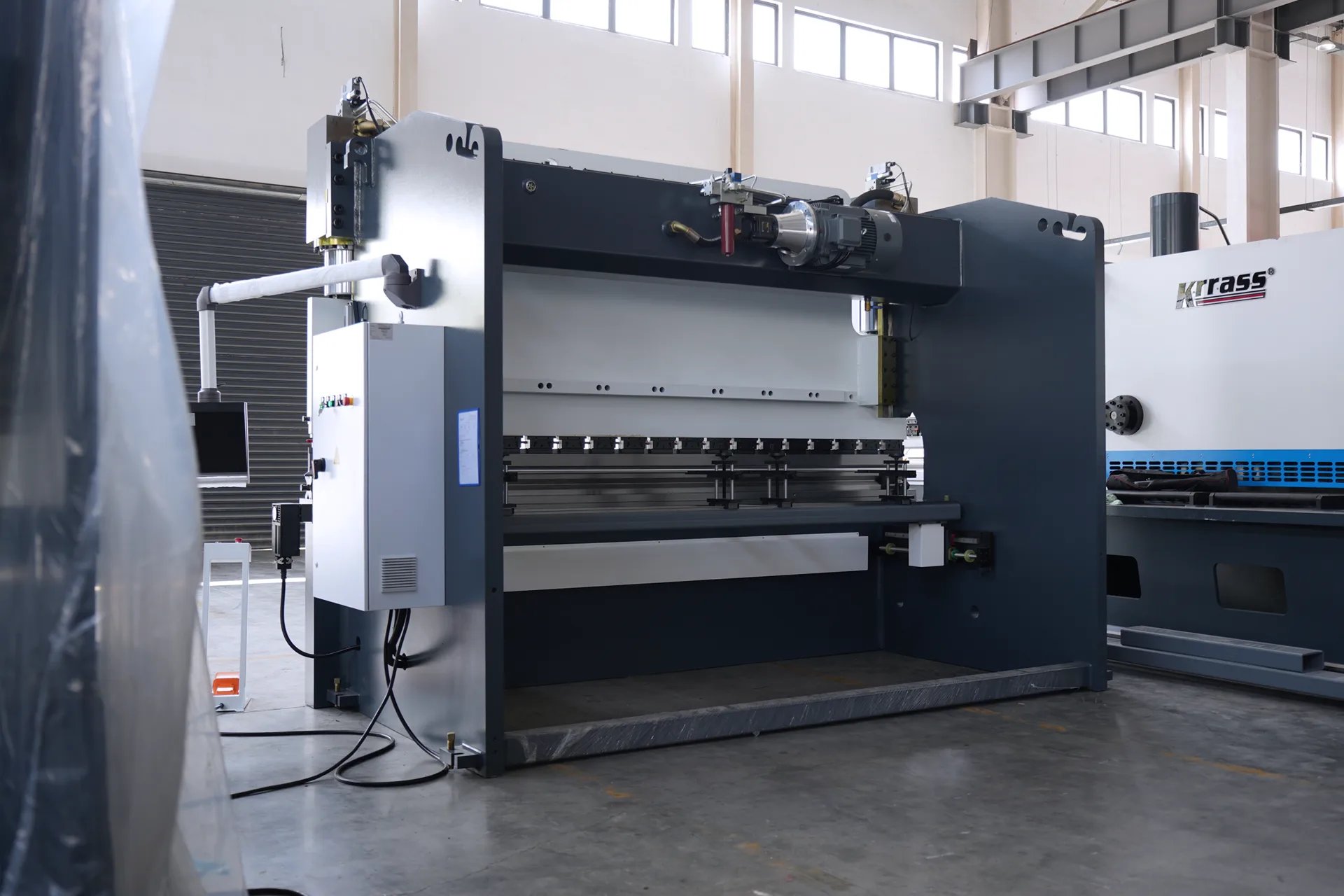 320Ton Press Brake Machine for Sale, MB8-320T4000 DA53T 4+1 Sheet Metal Press Brake price - Pictures 18 Back Of The Fuselage