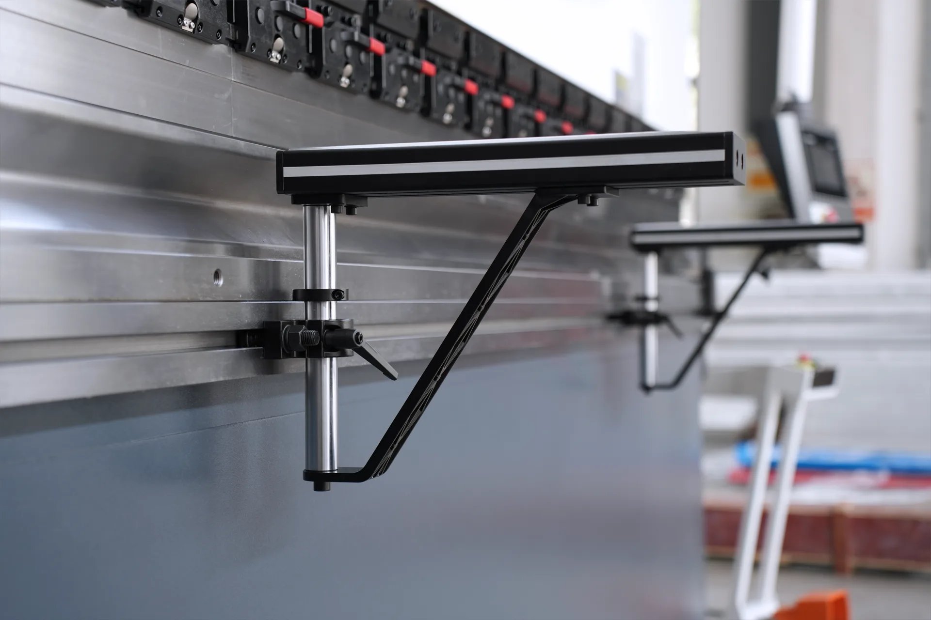 320Ton Press Brake Machine for Sale, MB8-320T4000 DA53T 4+1 Sheet Metal Press Brake price - Pictures 16 Поддержка переднего материала