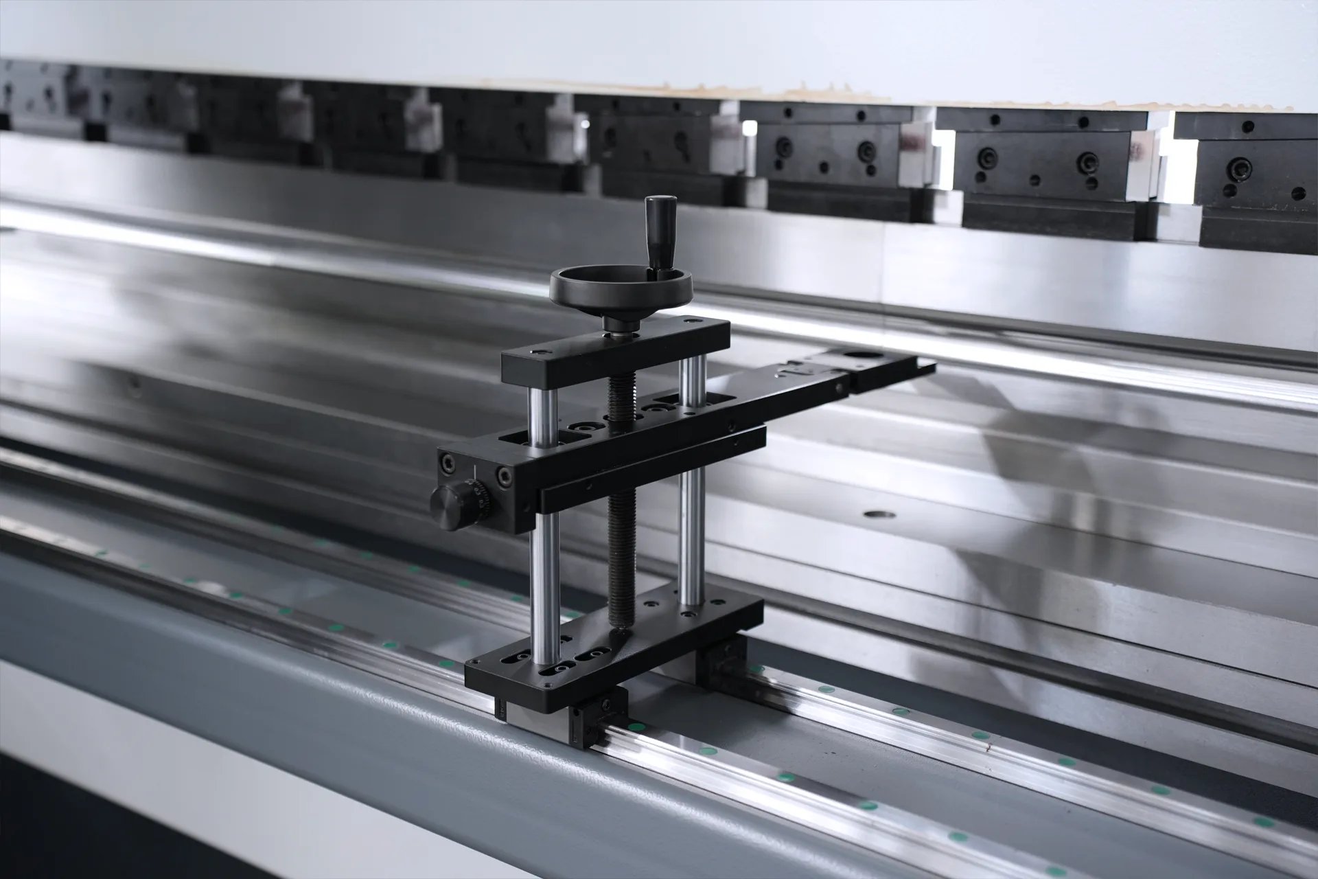 320Ton Press Brake Machine for Sale, MB8-320T4000 DA53T 4+1 Sheet Metal Press Brake price - Pictures 13 Подъемный задний упор