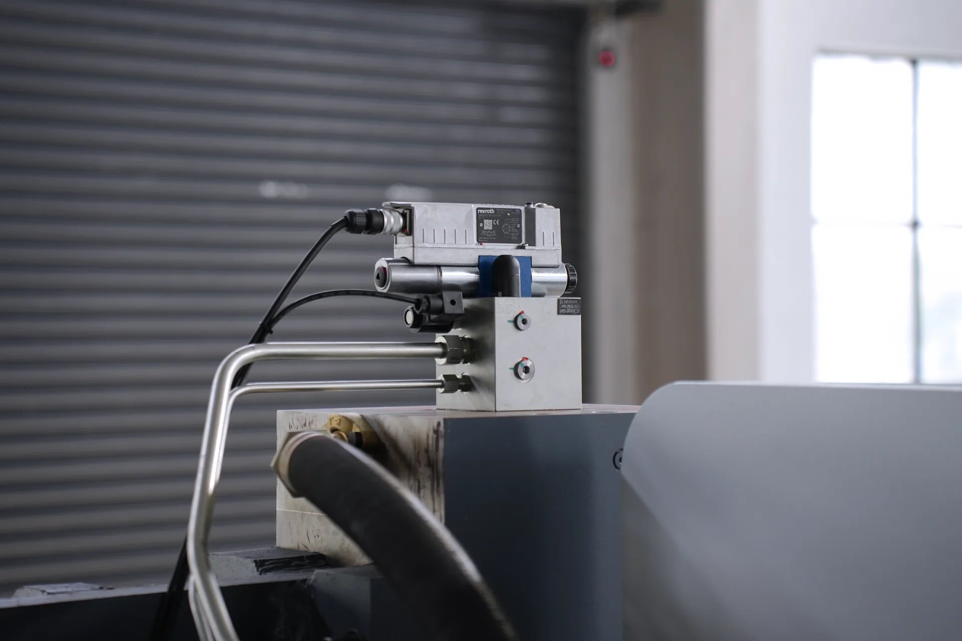 320Ton Press Brake Machine for Sale, MB8-320T4000 DA53T 4+1 Sheet Metal Press Brake price - Pictures 12 Пропорциональный клапан Рексрота