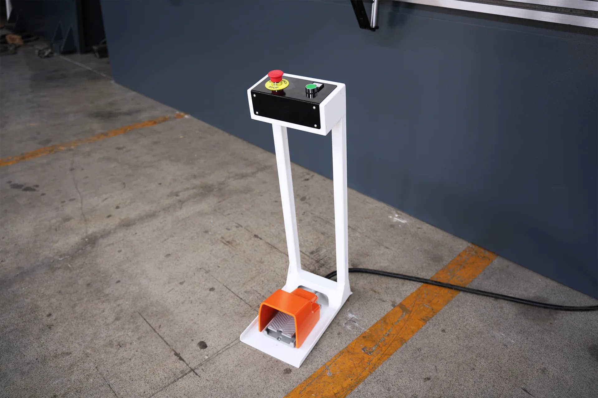 320Ton Press Brake Machine for Sale, MB8-320T4000 DA53T 4+1 Sheet Metal Press Brake price - Pictures 17 Южная Корея KACON Ножной переключатель