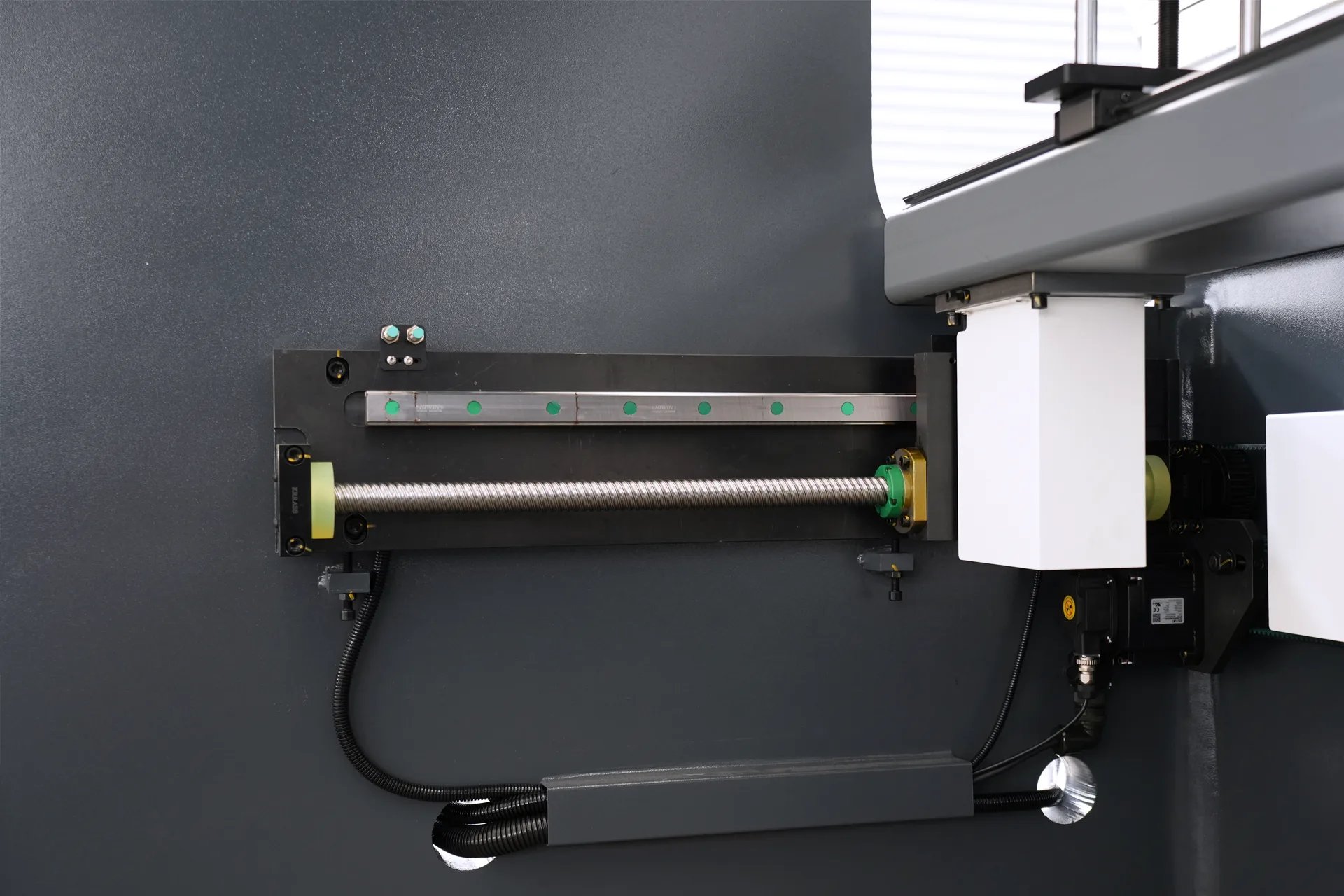 320Ton Press Brake Machine for Sale, MB8-320T4000 DA53T 4+1 Sheet Metal Press Brake price - Pictures 14 Направляющая и ходовой винт оси X