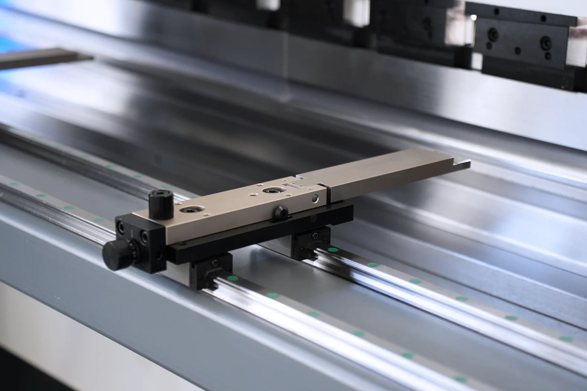 Prensa dobradeira híbrida de 250 toneladas à venda, PBE-250T4000 DA53T 4+1 - Máquina de prensa dobradeira híbrida - Batente traseiro de 2 eixos com XR