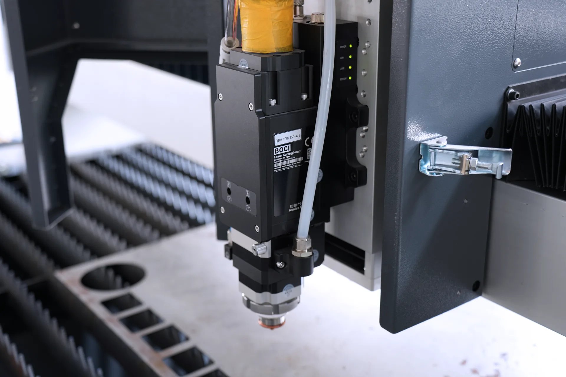 1.5KW Fiber Laser Cutting Machine, 1500W Sheet Metal Laser Cutting Machine Price - Pictures 3 Умная режущая головка BOCHU BLT310