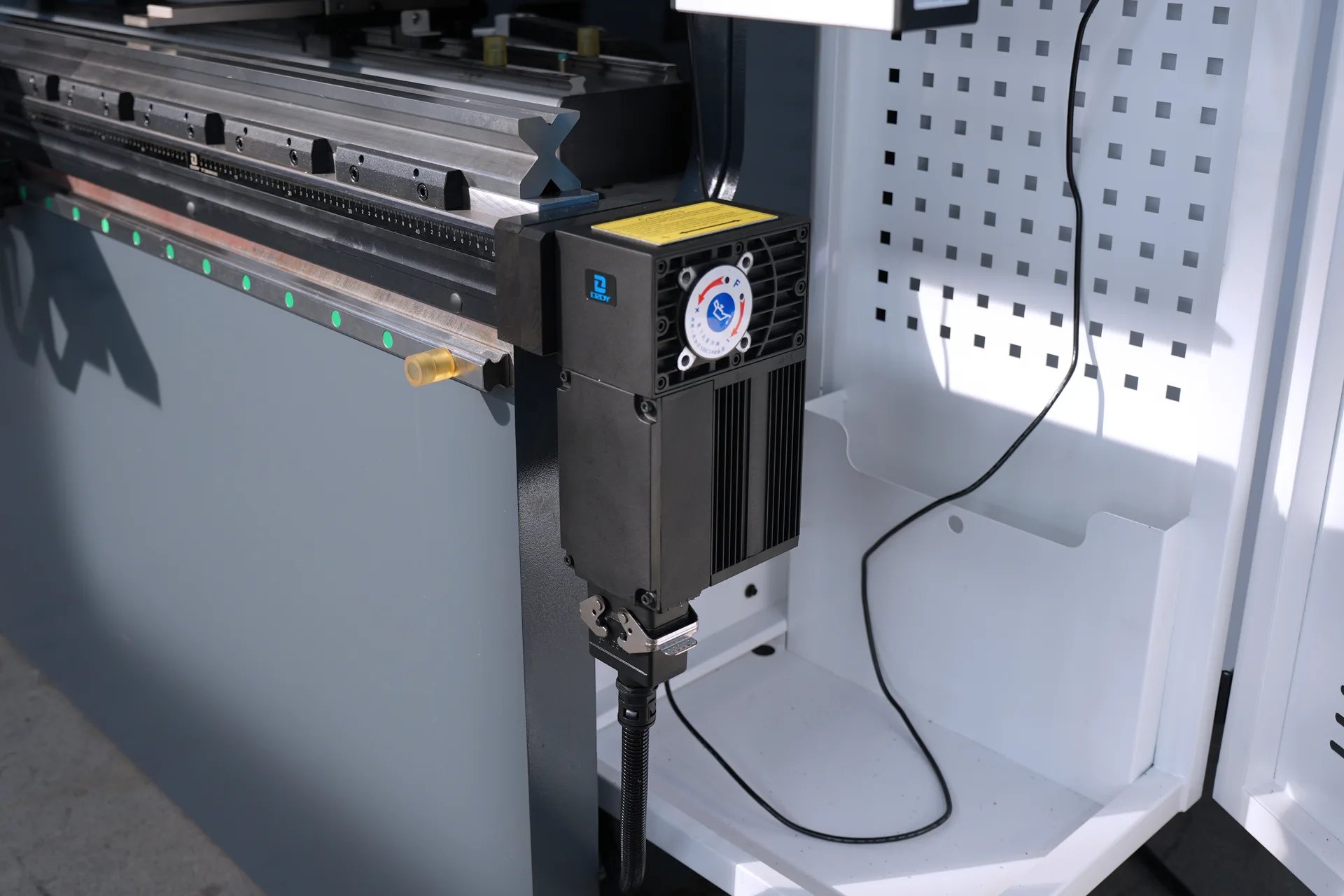 Preço da prensa dobradeira DELEM DA66T, modelo PBS-110T2500 DA66T 6+1 eixos - sistema de compensação de curvatura elétrico