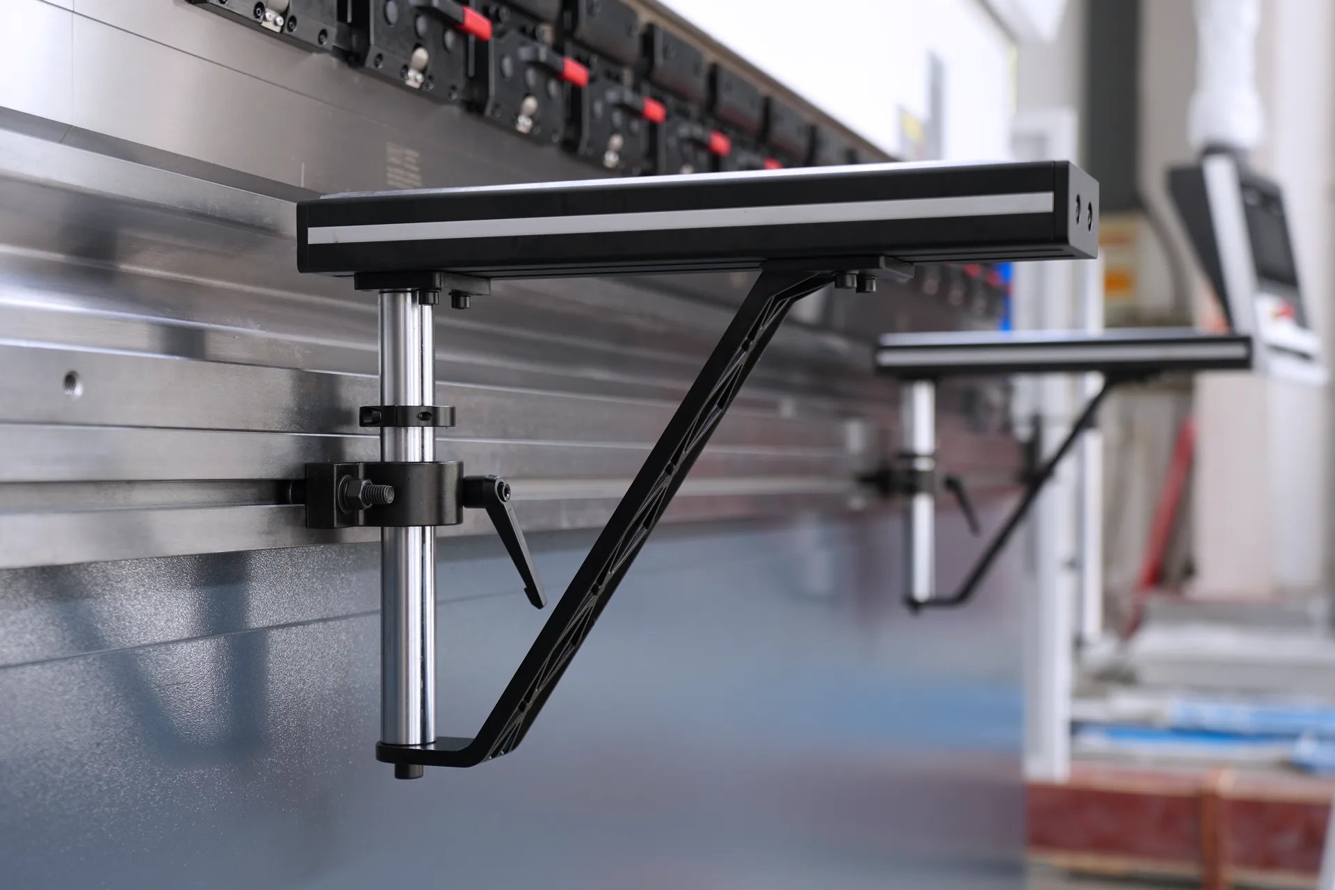 Prensa dobradeira híbrida de 250 toneladas à venda, PBE-250T4000 DA53T 4+1 - suporte frontal de material 2