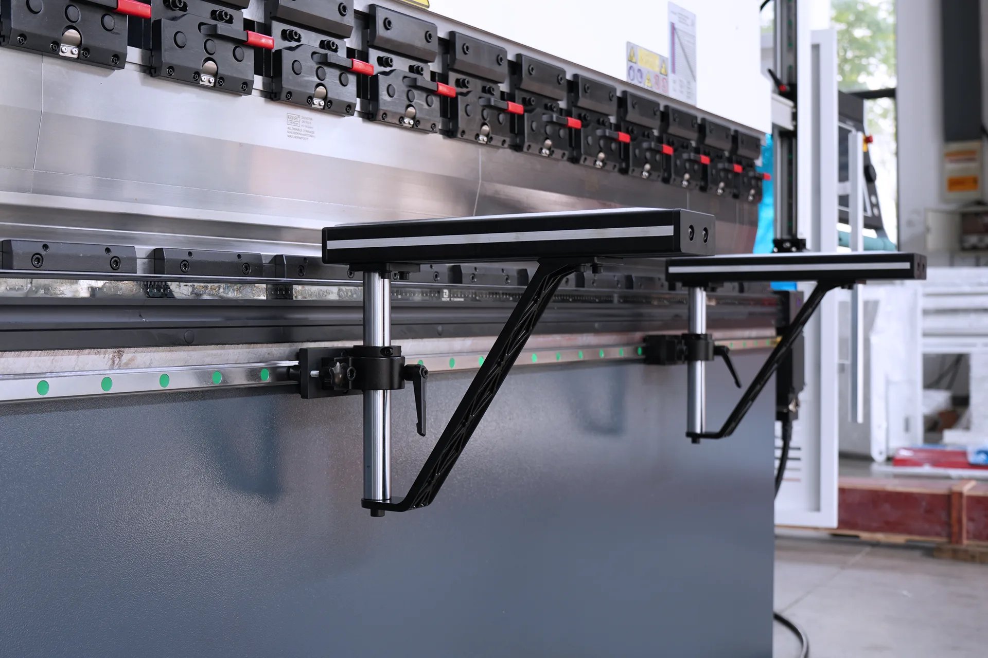 Preço da prensa dobradeira DELEM DA66T, modelo PBS-110T2500 DA66T 6+1 eixos - suporte frontal de material