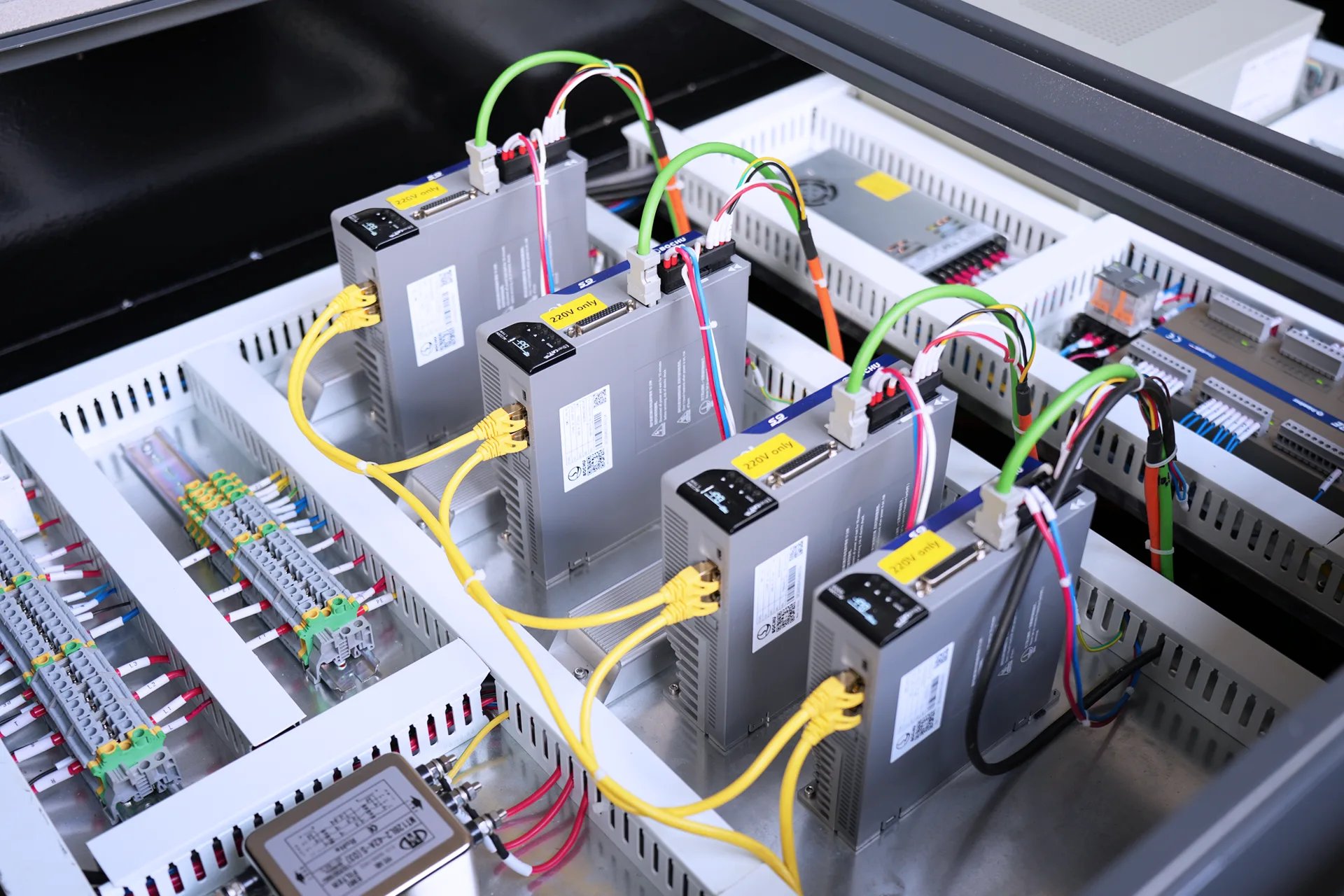 1.5KW Fiber Laser Cutting Machine, 1500W Sheet Metal Laser Cutting Machine Price - Pictures 10 Высокоскоростной серводвигатель и привод