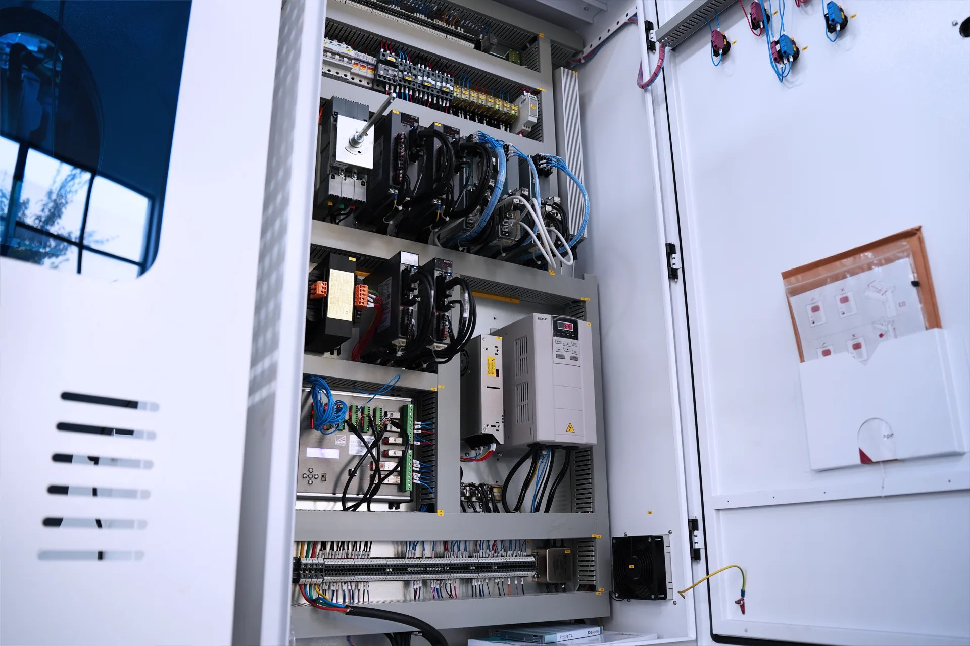 Preço da Prensa Dobradeira DELEM DA66T, PBS-110T2500 DA66T 6+1 Eixos - schneider electric 1