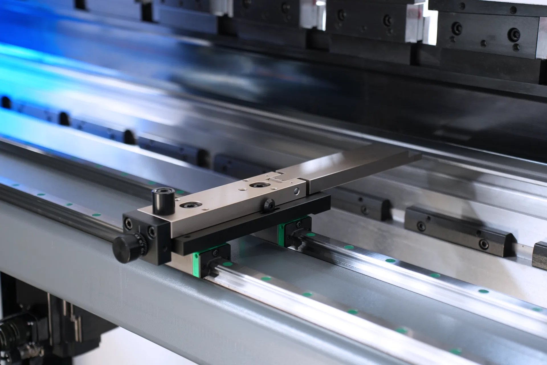 Автоматизированный листогибочный станок, PBS-135T3200 DA58Tx, 4+1-осевой листогибочный станок - Фотографии 15 Автоматизированный листогибочный станок, PBS-135T3200 DA58Tx, 4+1-осевой листогибочный станок с задним упором для пальца.