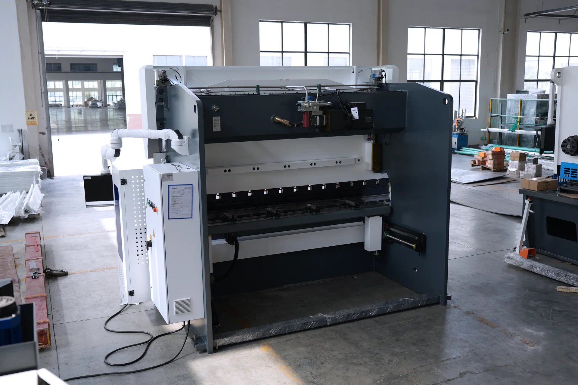 Автоматизированный листогибочный станок, PBS-135T3200 DA58Tx, 4+1-осевой листогибочный станок - Фотографии 21 Автоматизированный листогибочный станок, PBS-135T3200 DA58Tx, 4+1-осевой листогибочный станок — задняя часть фюзеляжа