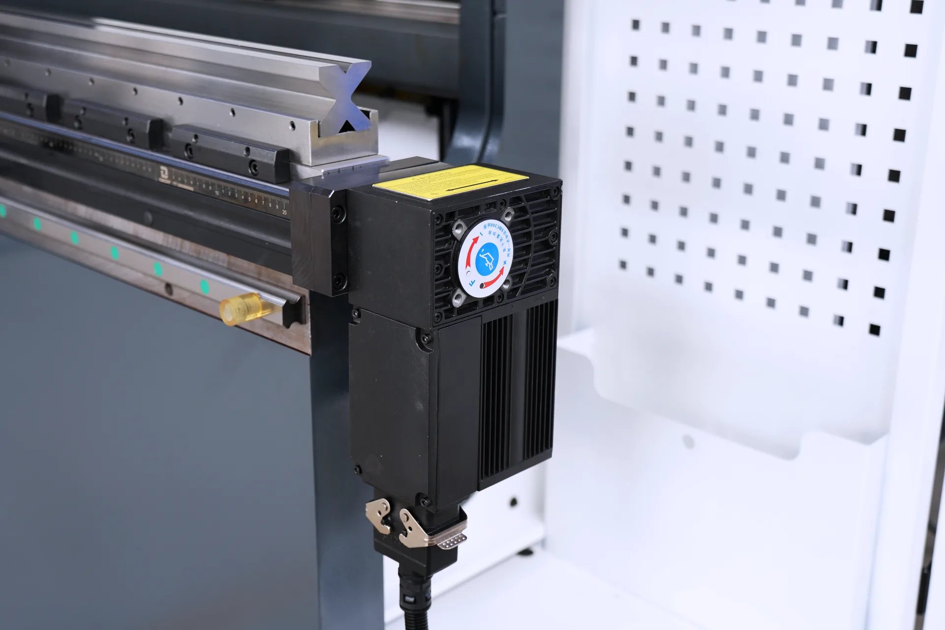 Автоматизированный листогибочный станок, PBS-135T3200 DA58Tx, 4+1-осевой листогибочный станок - Фотографии 7 Автоматизированный листогибочный станок, PBS-135T3200 DA58Tx, 4+1-осевой листогибочный станок с электрической системой придания выпуклости.