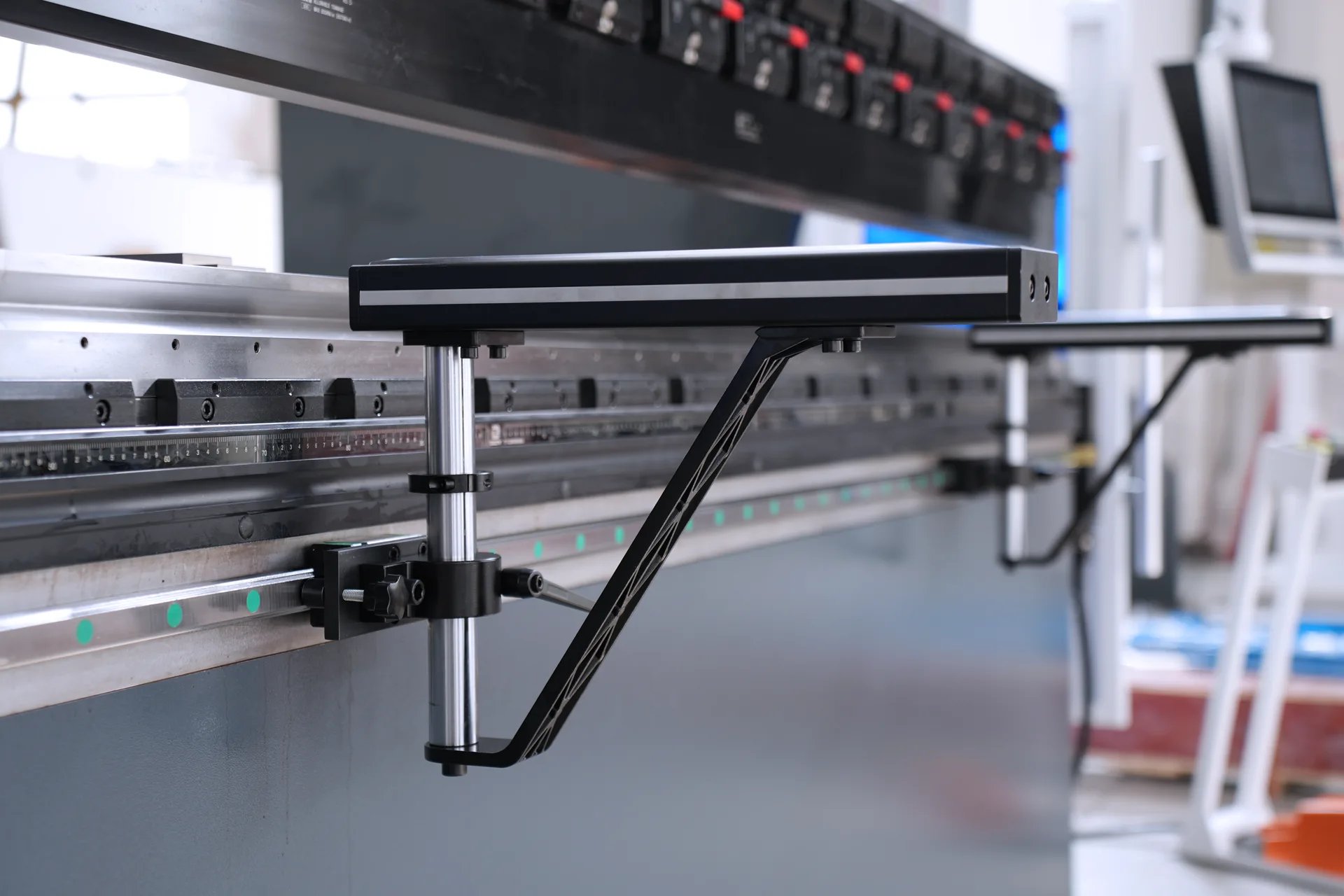 Автоматизированный листогибочный станок, PBS-135T3200 DA58Tx, 4+1-осевой листогибочный станок - Фотографии 19 Автоматизированный листогибочный станок, PBS-135T3200 DA58Tx, 4+1-осевой листогибочный станок с передней опорой для материала.