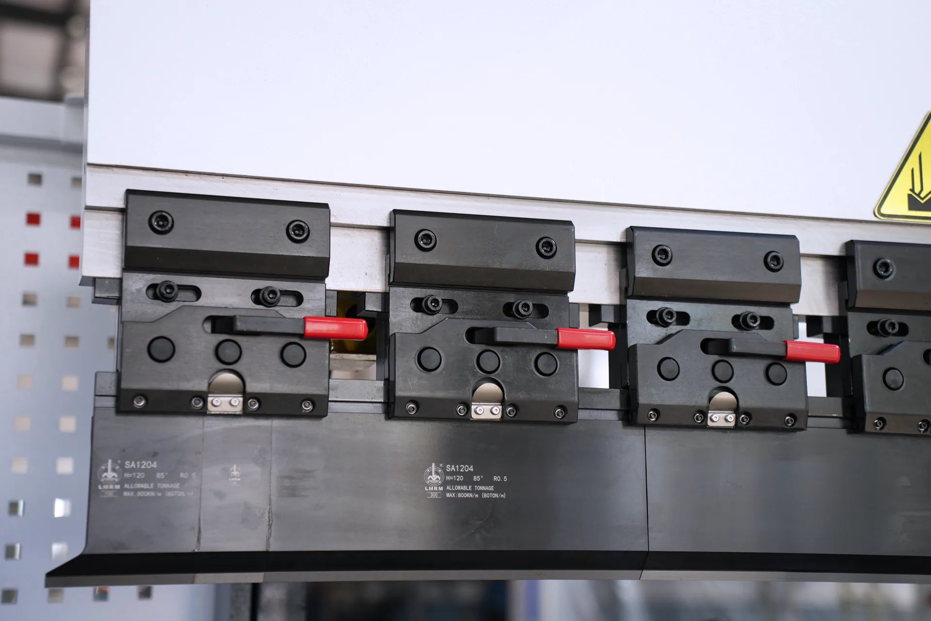 Автоматизированный листогибочный станок, PBS-135T3200 DA58Tx, 4+1-осевой листогибочный станок - Фотографии 18 Автоматизированный листогибочный станок PBS-135T3200 DA58Tx с 4+1 осями и прецизионным быстрозажимным устройством.