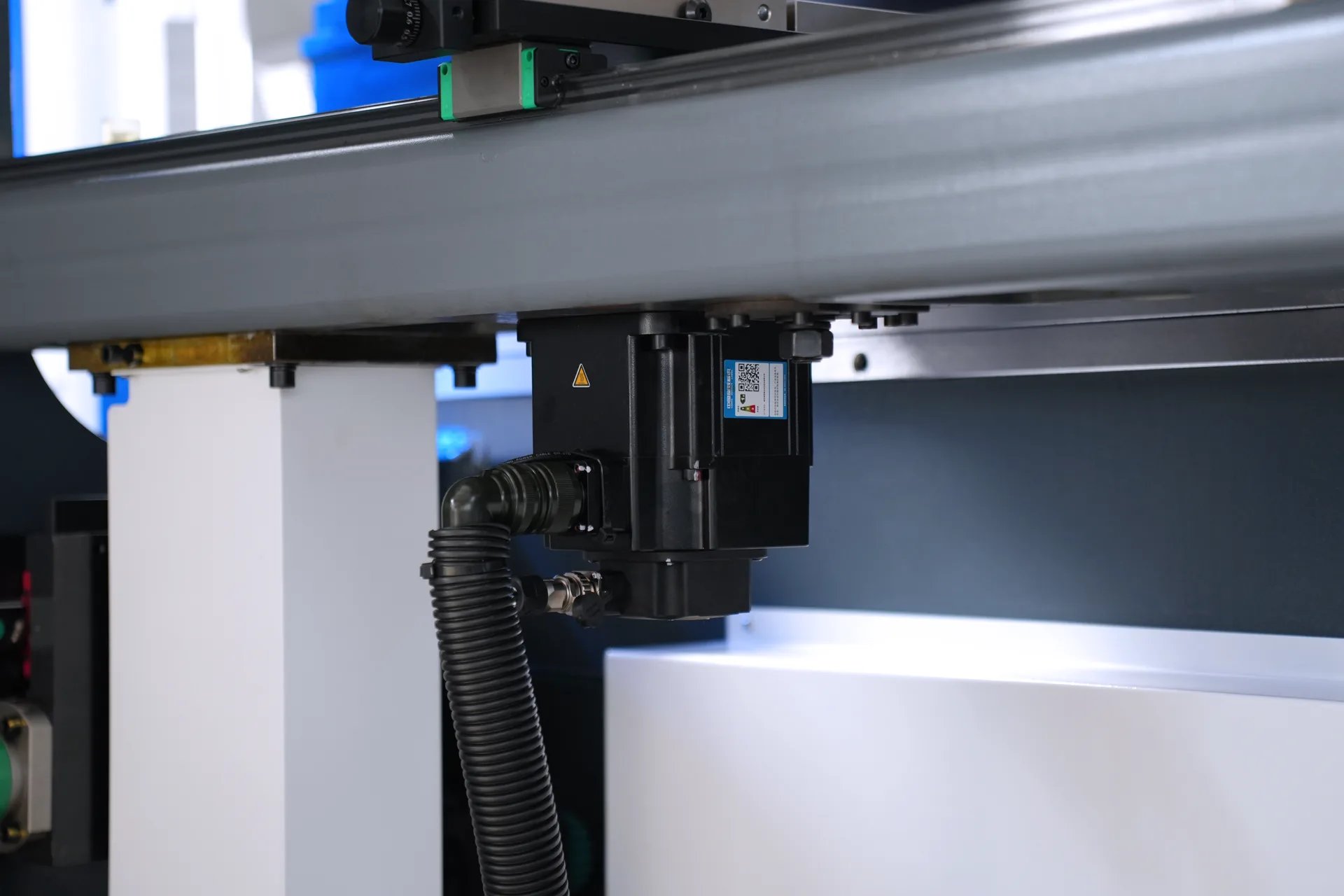 Автоматизированный листогибочный станок, PBS-135T3200 DA58Tx, 4+1-осевой листогибочный станок - Фотографии 17 Автоматизированный листогибочный станок, PBS-135T3200 DA58Tx, 4+1-осевой листогибочный станок - сервомотор по оси R.