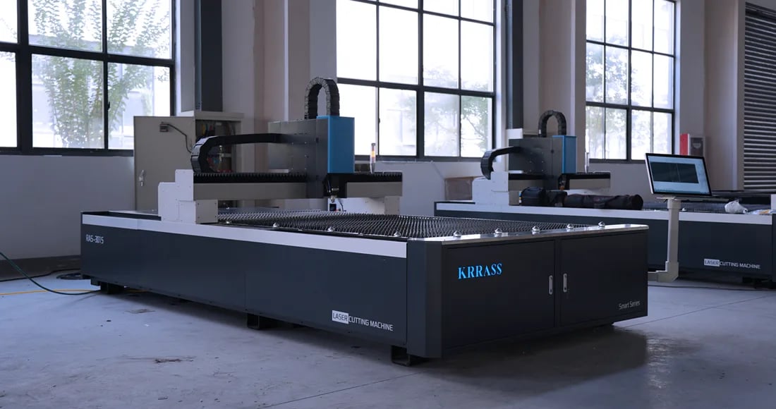 ماكينة قطع ليزر الألياف متوسطة الطاقة بقدرة 1500 واط